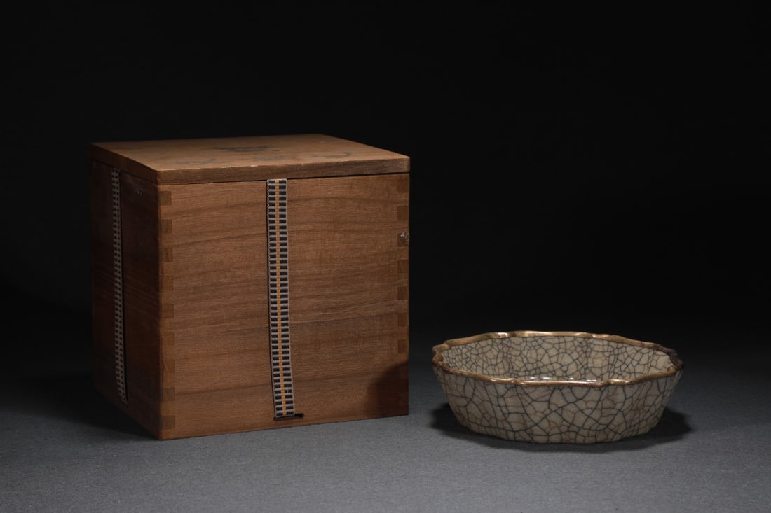 A Exquisite Ge Kiln Beige Glazed Inlaid Gold Rim Brush Washer, with an Imperial Poem by Emperor: A Exquisite Ge Kiln Beige Glazed Inlaid Gold Rim Brush Washer, with an Imperial Poem by Emperor Qianlong,Song Dynasty, China,Size:1.6inx5.9in 哥窑米黄釉镶金&#