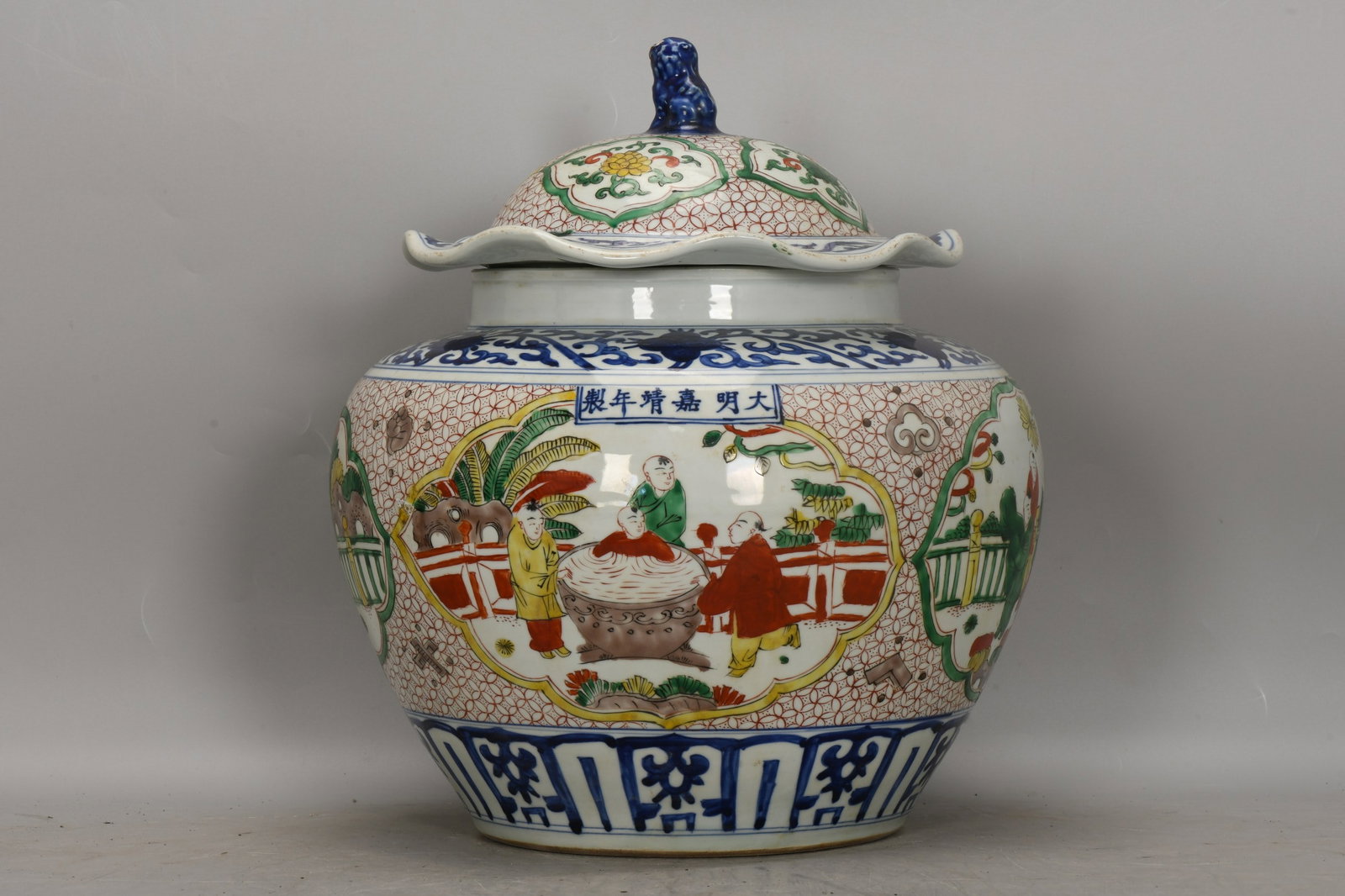 A Exquisite Wucai Figures Pattern Lotus Leaf Jar (1 of 8)
