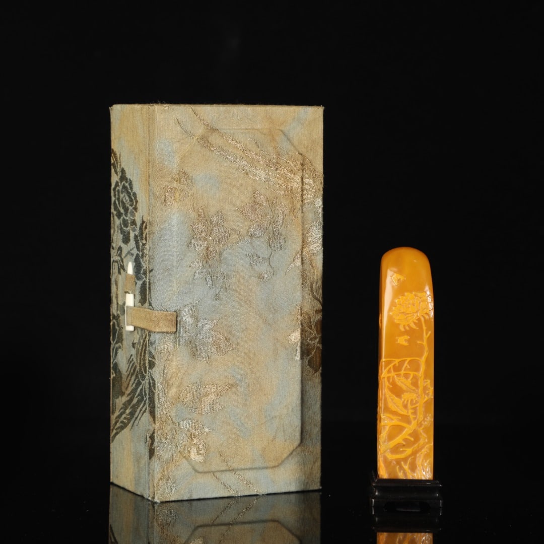 A Exquisite Shoushan Stone Flower Pattern Seal: A Exquisite Shoushan Stone Flower Pattern Seal,Republic of China,With Mark,Size:4.7inx1in ,Weight:212g 寿山石花卉纹印章,民国,带款