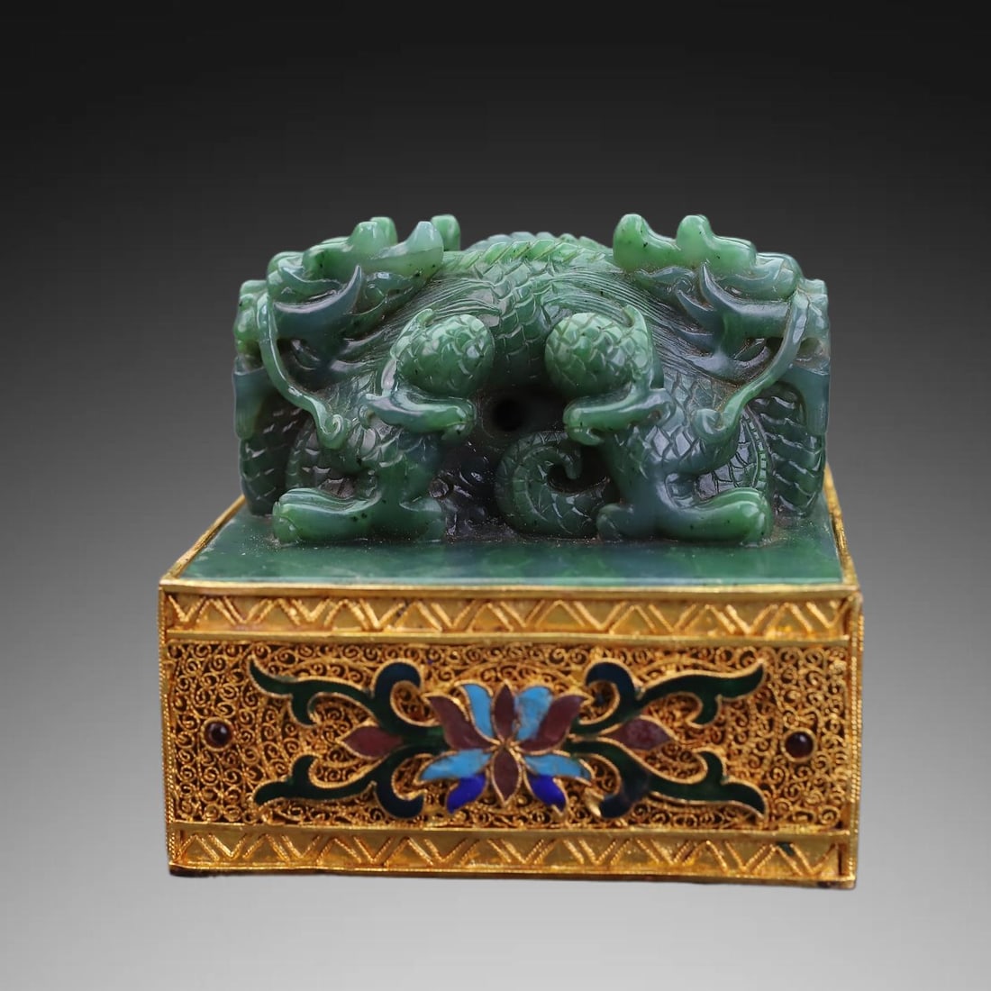 A Exquisite Cloisonné Inlaid Jasper Dragon Seal: A Exquisite Cloisonné Inlaid Jasper Dragon Seal,Qing Dynasty, China,Size:4.1inx4.1inx4.1in(Seal), 7.9inx7.9inx7.8in(Box),Weight:1725g,1215g,2940g 掐丝镶嵌碧玉&
