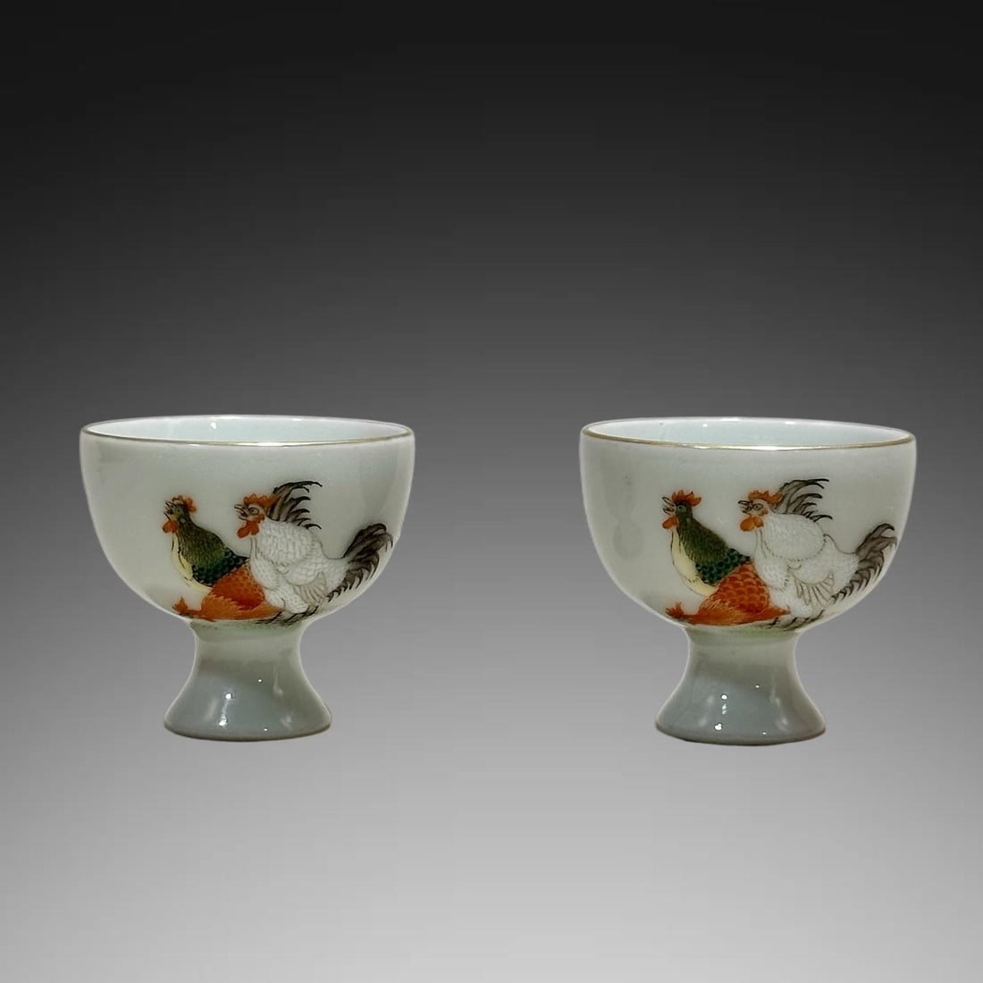 A pair of Exquisite Famille-Rose Fowl Pattern Cup: A pair of Exquisite Famille-Rose Fowl Pattern Cup,Qing Dynasty, China,Yongzheng Six-character Mark,Size:1.3inx1.4inx0.7in 一对粉彩鸡纹杯,中国ę
