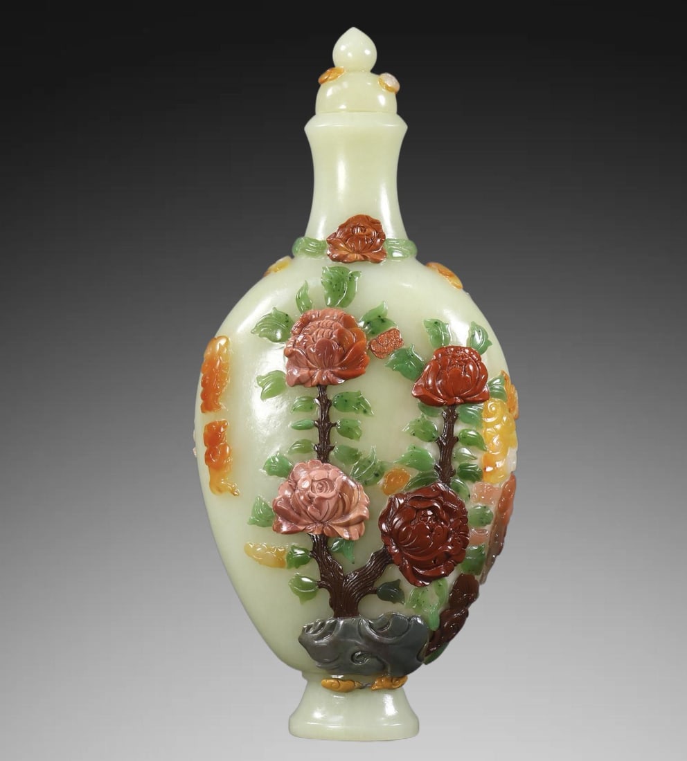 A Exquisite Hotan Jade Flower Pattern Vase: A Exquisite Hotan Jade Flower Pattern Vase,Qing Dynasty, China,Size:3.9inx2inx9.4in,Weight:566g 和田玉花卉纹瓶,中国清代