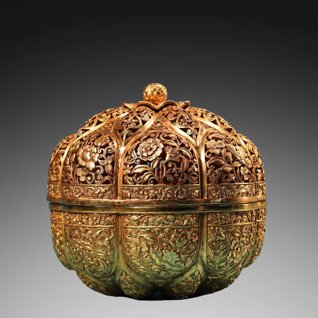 A Exquisite Gilt Bronze Flower Pattern Jewelry Box: A Exquisite Gilt Bronze Flower Pattern Jewelry Box,Qing Dynasty, China,Size:4.7inx4.7in,Weigh:900g 铜鎏金花卉纹首饰盒,中国清
