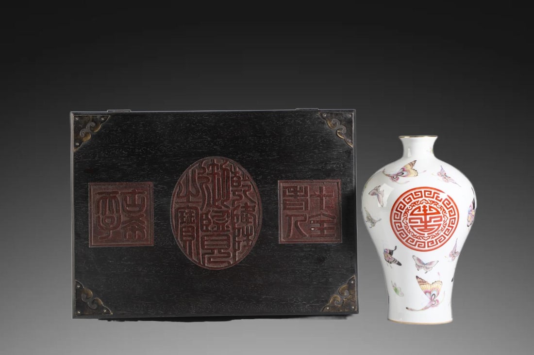 A Exquisite Famille-Rose Painted Gold Flower and Butterfly Pattern Vase: A Exquisite Famille-Rose Painted Gold Flower and Butterfly Pattern Vase,Qing Dynasty, China,Qianlong Six-character Mark,Size:9.1inx5.5in