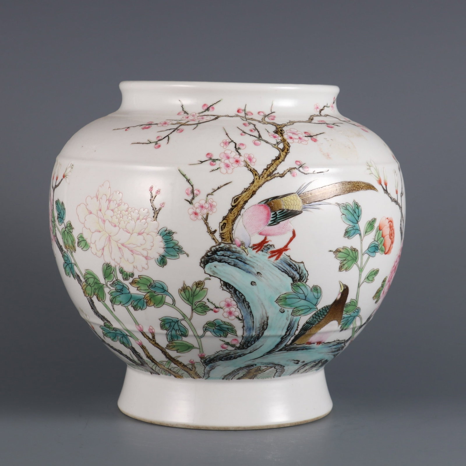 A Exquisite Famille-Rose Flower and Bird Pattern Jar: A Exquisite Famille-Rose Flower and Bird Pattern Jar ,Qing Dynasty, China,Yongzheng Four-character Mark,Size:8.1inx5.2in 粉彩花鸟纹罐,中国清ߣ