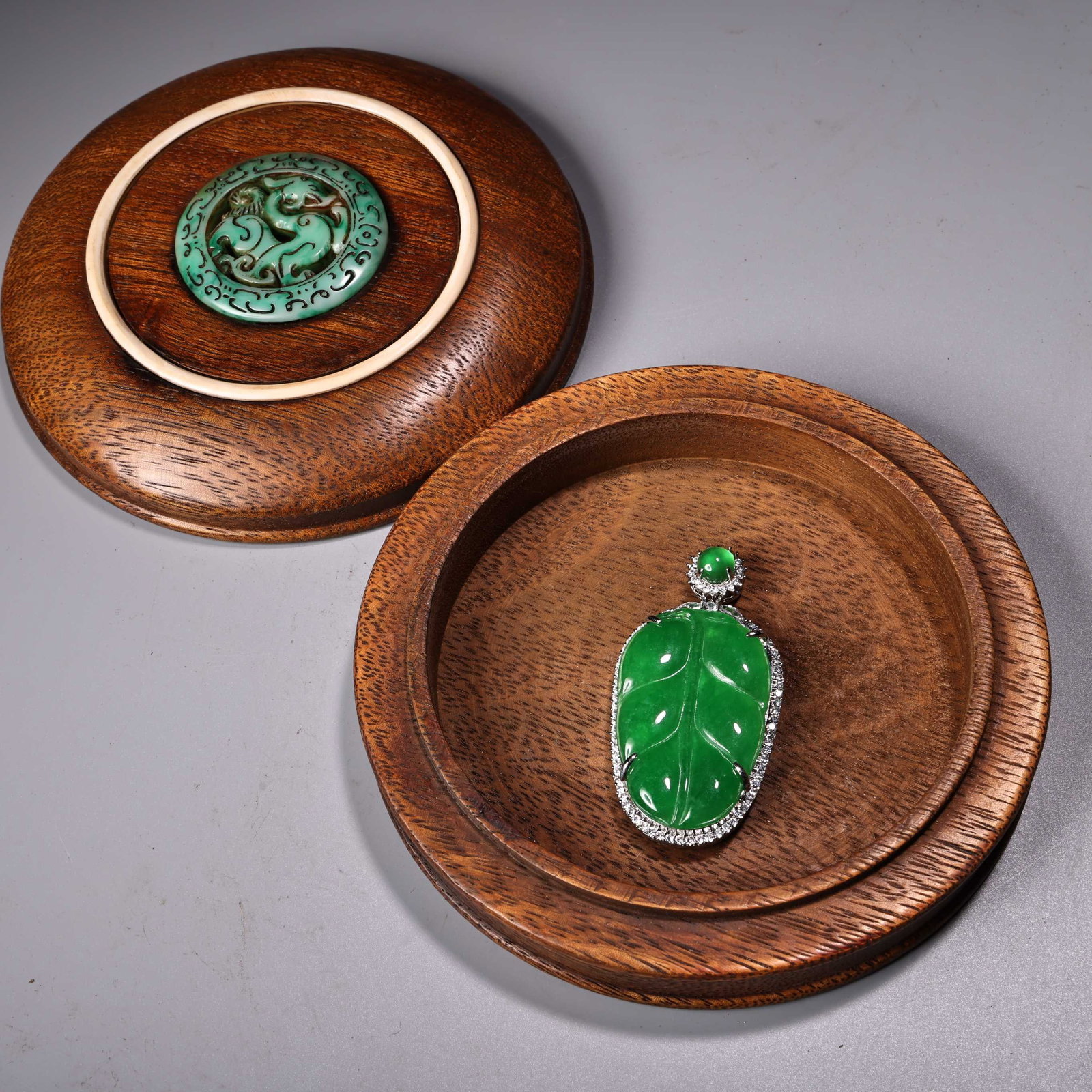A Exquisite Jadeite Leaf Pendant, With Wood Box: A Exquisite Jadeite Leaf Pendant, With Wood Box,Qing Dynasty, China,Size:2.6inx1.4in,Weigh:40g