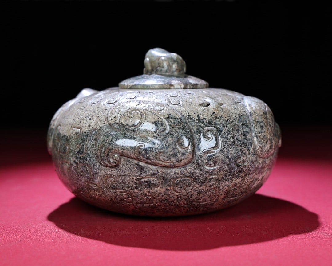 A Exquisite Hotan Jade Frog Jar: A Exquisite Hotan Jade Frog Jar,Han Dynasty, China,Size:5.9inx5.2inx3.8in,Weight:900g 和田玉青蛙罐,中国汉代