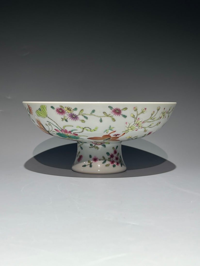 A Exquisite Famille-Rose Flower and Butterfly Pattern Plate: A Exquisite Famille-Rose Flower and Butterfly Pattern Plate,Qing Dynasty, China,Qianlong Six-character Mark,Size:3.1inx6.7in 粉彩蝴蝶花卉纹盘,中&#