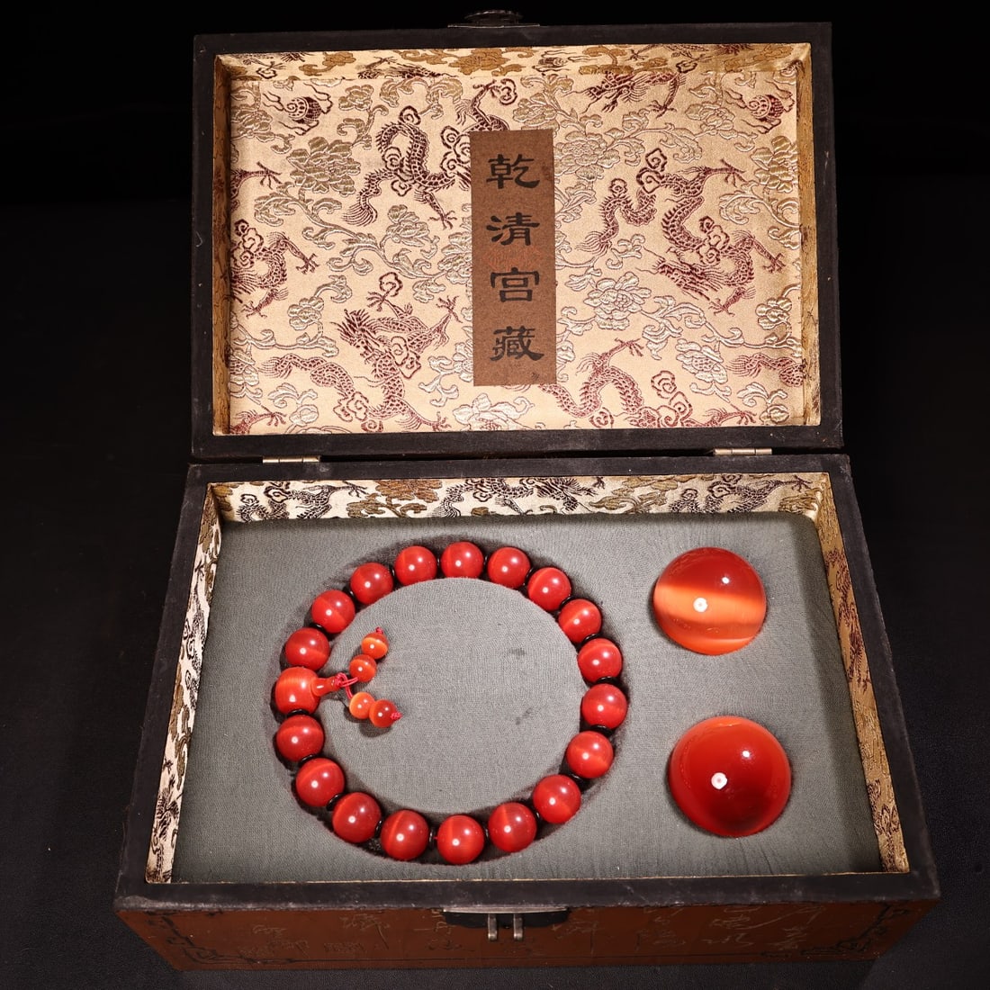 A Set of Exquisite Cat's Eye Stone Handheld Mala: A Set of Exquisite Cat's Eye Stone Handheld Mala,Qing Dynasty, China,Size:11.8inx5.1in(Box),2in(Ba),0.8in(Bracee),Weigh:170g(Ba),200g(Bracee) 一套猫眼石手持,&