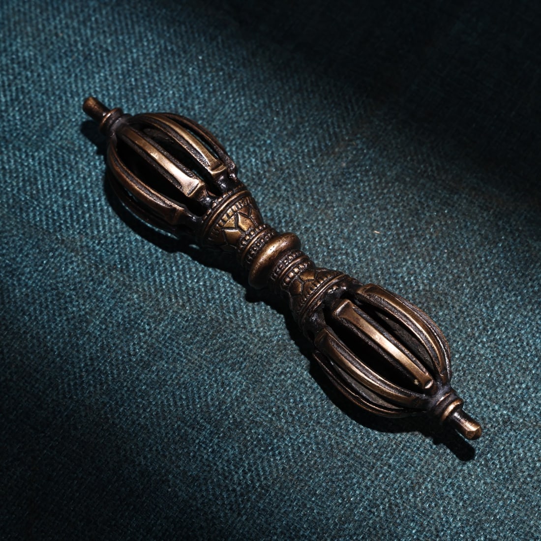 A Exquisite Bronze Vajra Ornament: A Exquisite Bronze Vajra Ornament,Qing Dynasty, China,Size:5.9inx1.6in,Weigh:190g 铜造降魔杵摆件,中国清代