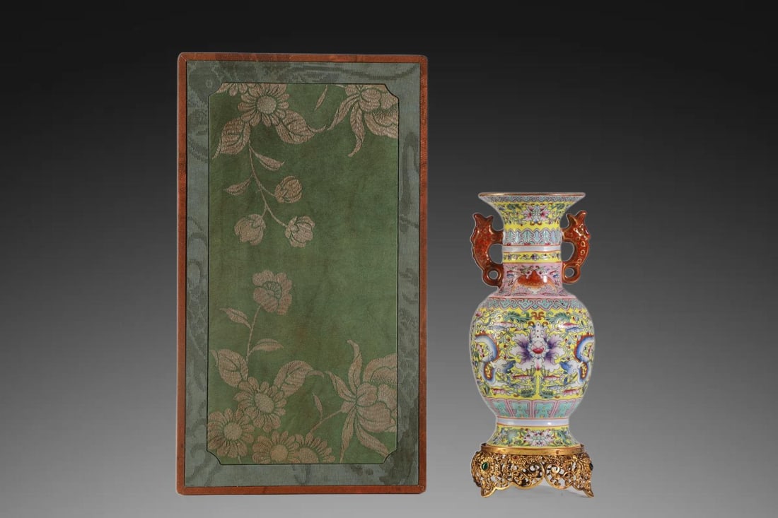 A Exquisite Enamel Flower Pattern Double-Ears Vase: A Exquisite Enamel Flower Pattern Double-Ears Vase,Qing Dynasty, China,Yongzheng Four-character Mark,Size:8.3inx3.5in 珐琅彩花卉纹双耳瓶,中&