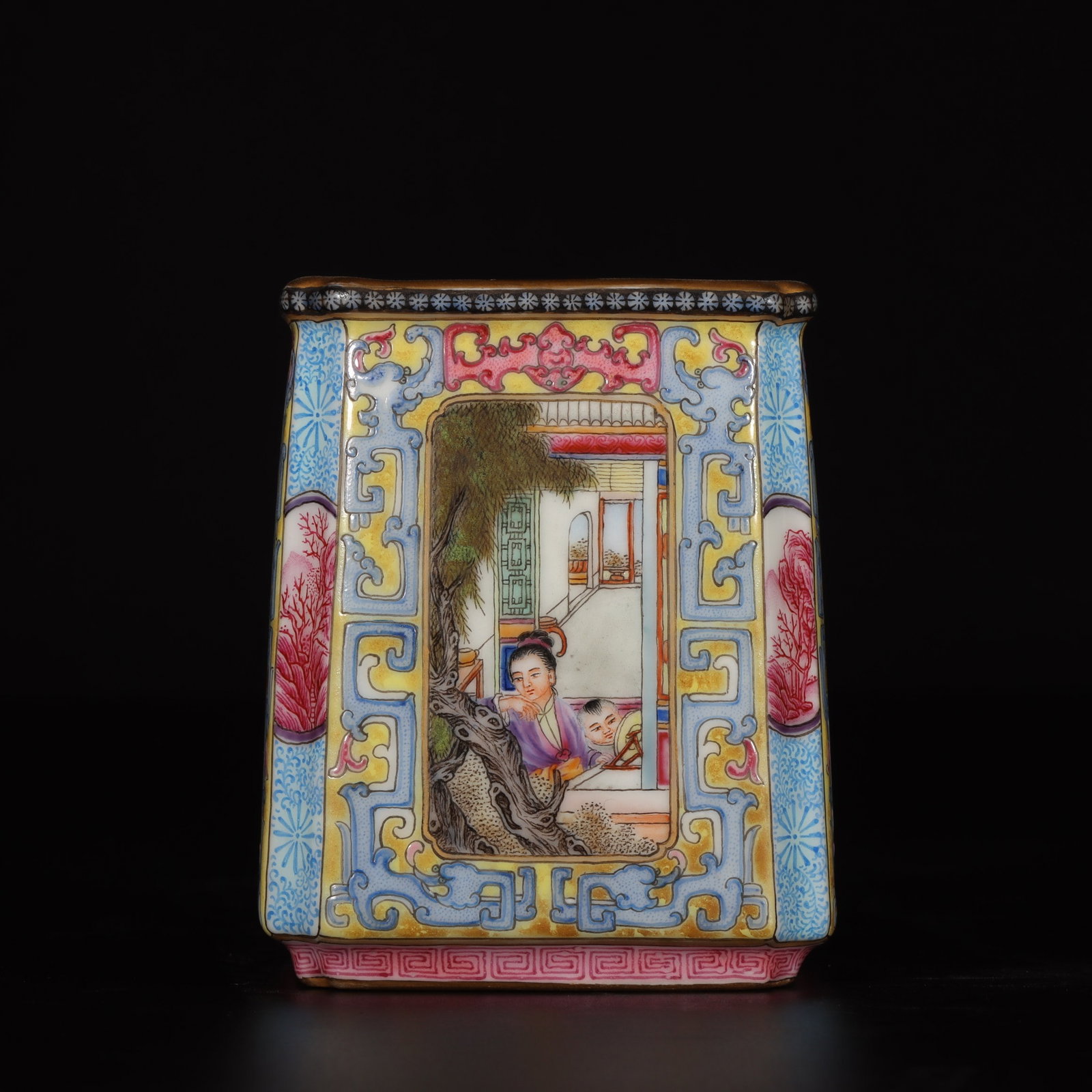 A Exquisite Famille-Rose Painted Gold Figures Pattern Brush Pot: A Exquisite Famille-Rose Painted Gold Figures Pattern Brush Pot,Qing Dynasty, China,Qianlong Four-character Mark,Size:3.5inx2.7inx2.5in