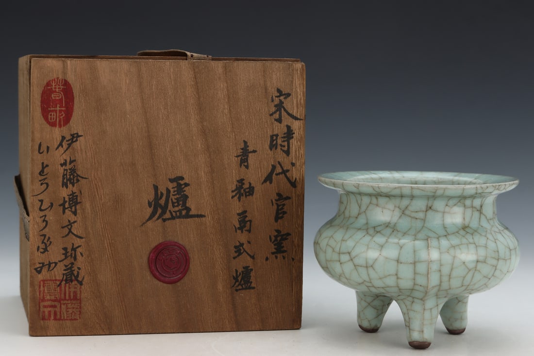 A Exquisite Guan yao Celadon Glazed Tripod Censer: A Exquisite Guan yao Celadon Glazed Tripod Censer,Song Dynasty, China,Size:3.9inx4.9in 官窑青釉三足炉,中国宋代