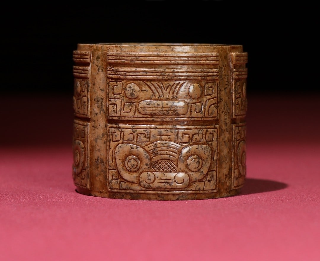 A Exquisite Hotan Jade Beast-Face Pattern Handheld Carving: A Exquisite Hotan Jade Beast-Face Pattern Handheld Carving,Han Dynasty, China,Size:2.3inx1.9inx1.7in,Weight:164g