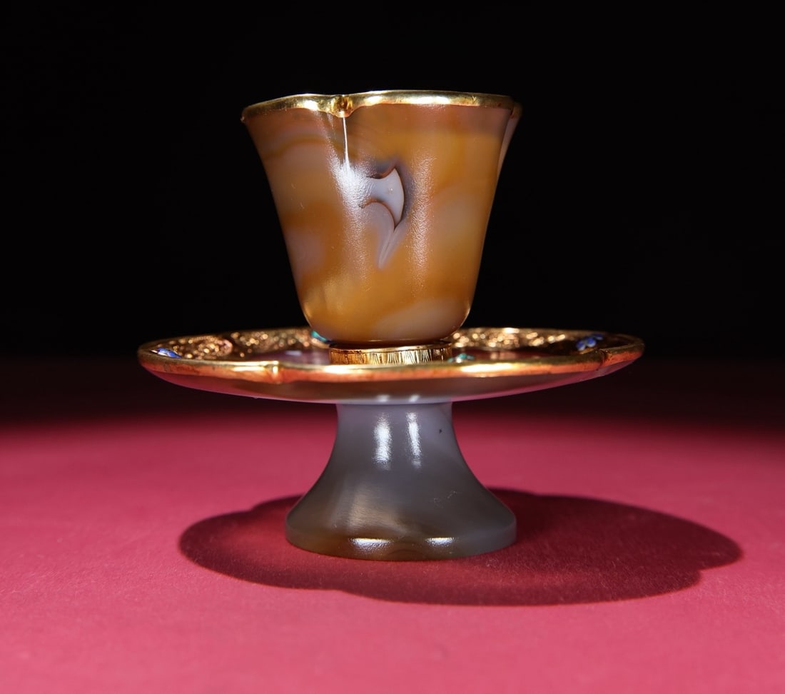 A Exquisite Hotan Jade Gilt Cup: A Exquisite Hotan Jade Gilt Cup,Han Dynasty, China,Size:5.2inx2.1in(Plate),3inx2.7in(Cup),Weight:457g 和田玉鎏金杯,中国汉代