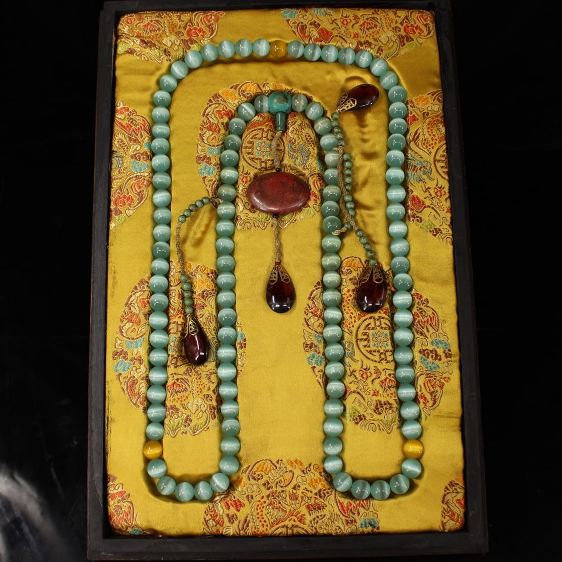 A Exquisite Blue Cat's Eye Stone Court Beads: A Exquisite Blue Cat's Eye Stone Court Beads,Qing Dynasty, China,Size:17.3inx12in(Box),0.6in,Weigh:2735g(oa) 蓝色猫眼石朝珠,中国清代