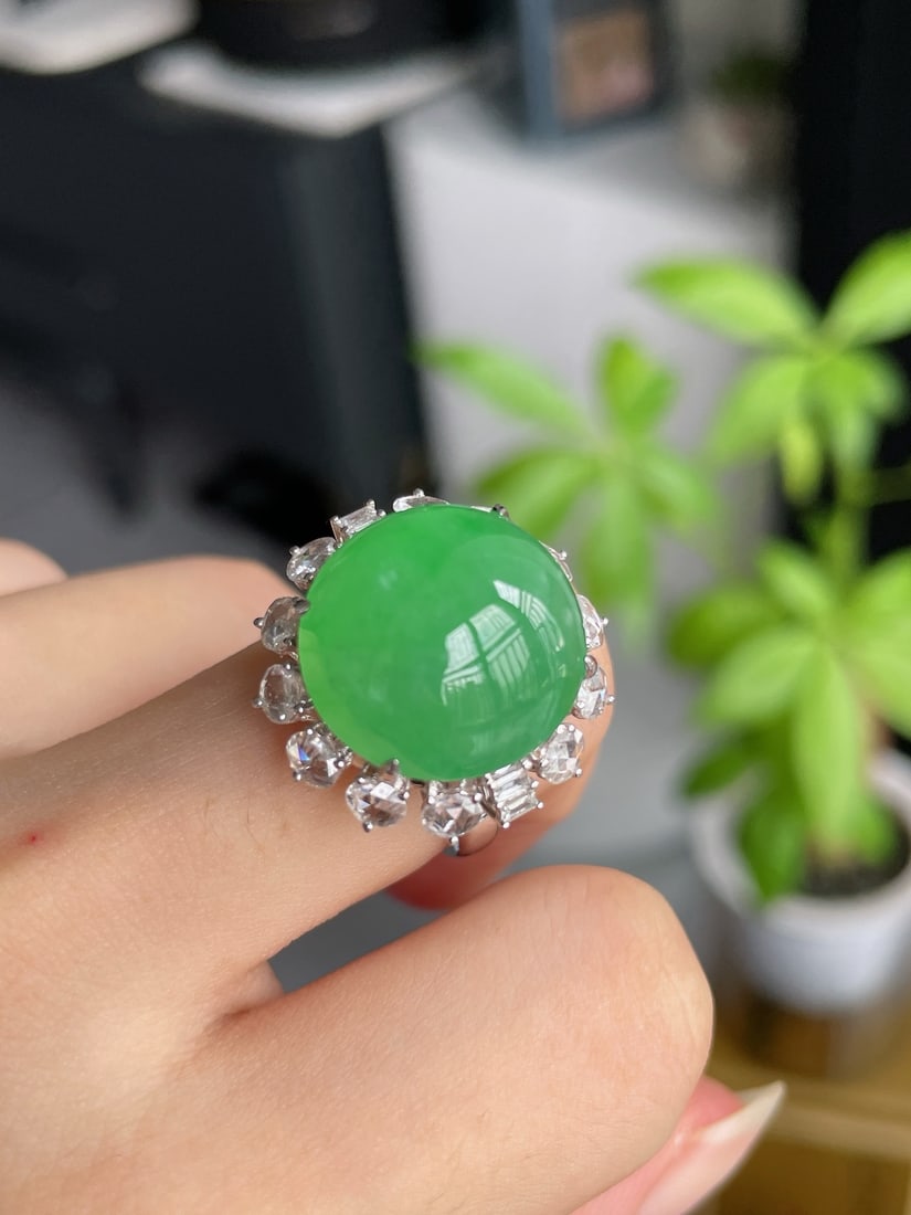 A Exquisite Diamond Inlaid Jadeite Ring: A Exquisite Diamond Inlaid Jadeite Ring,Size:0.6inx0.6inx0.3in 钻石镶冰种果阳绿鸽子蛋戒指