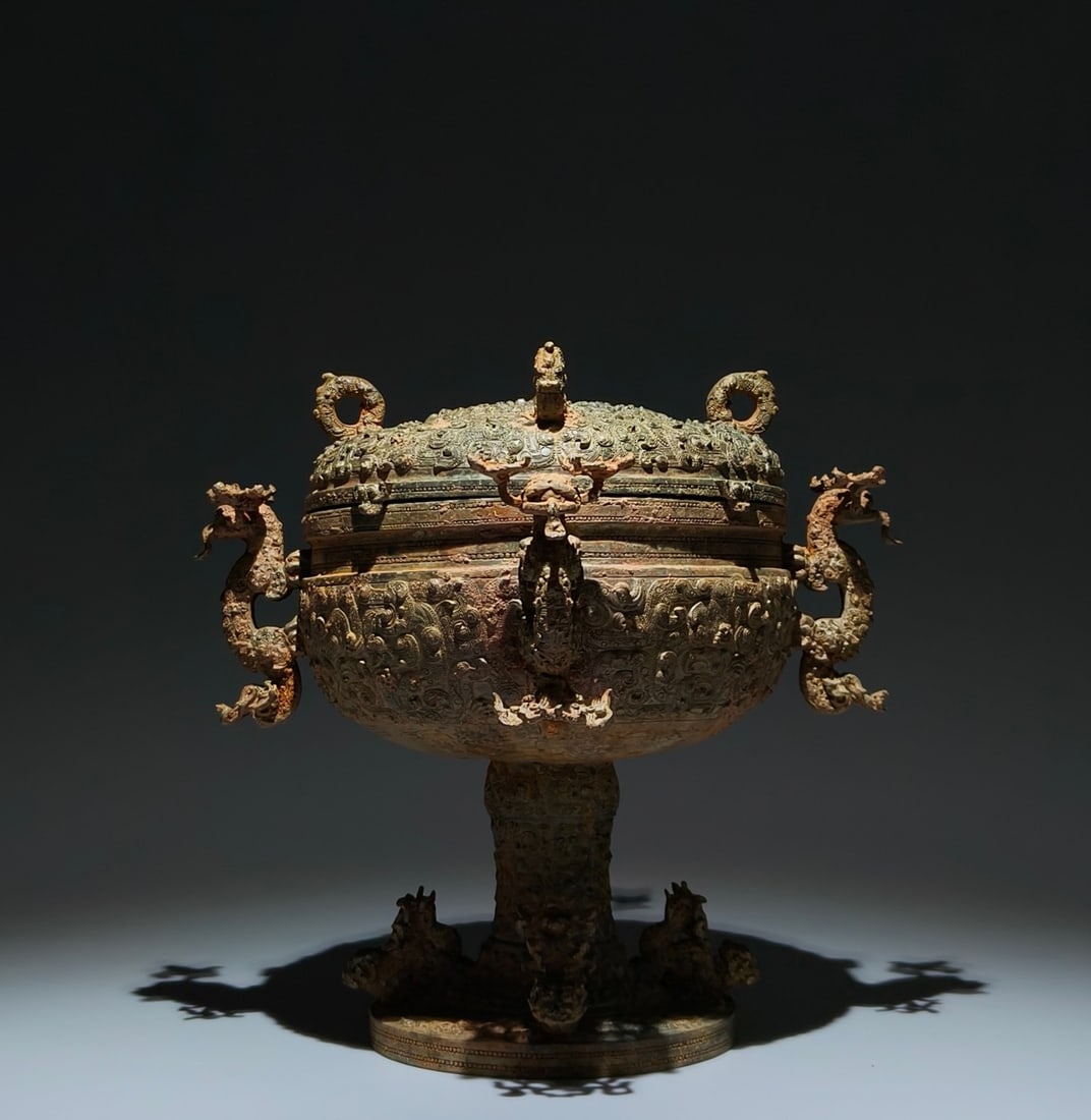 A Exquisite Bronze Dragon Pattern Dragon-Ears Jar (1 of 9)