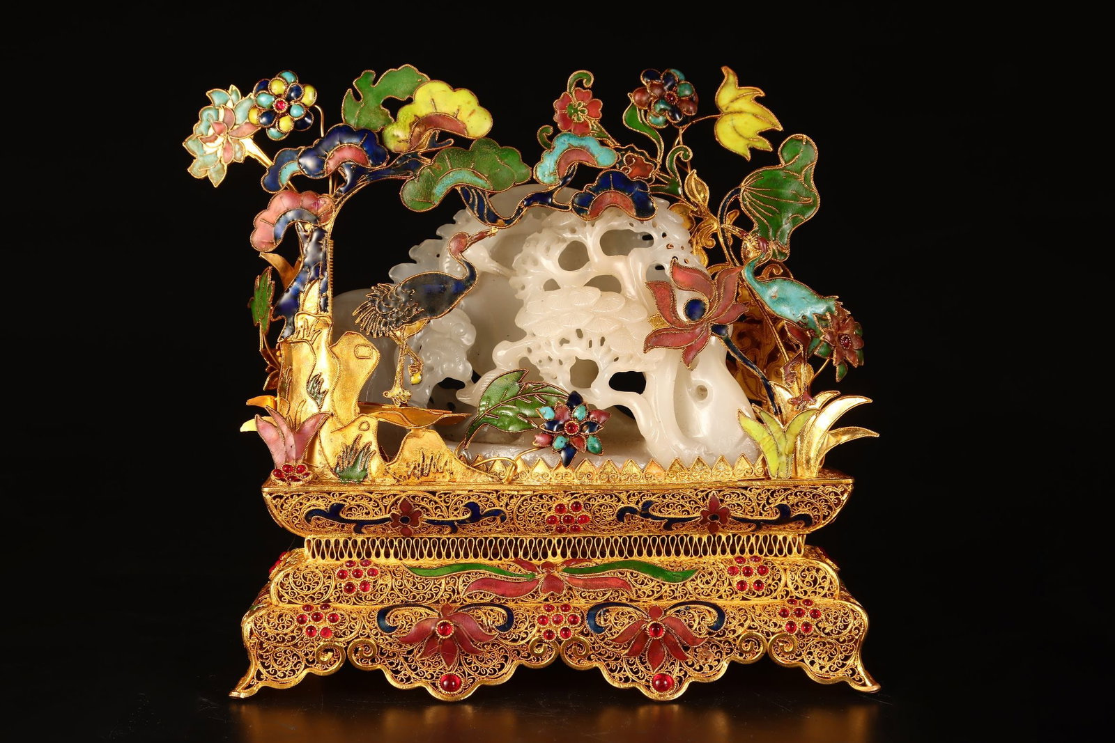 A Exquisite Filigree Gilt Inlaid Hotan Jade Ornament: A Exquisite Filigree Gilt Inlaid Hotan Jade Ornament,Qing Dynasty, China,Qianlong Four-character Mark,Size:8.3inx7.9inx2.8in,Weight:965g 花丝鎏金镶和田玉