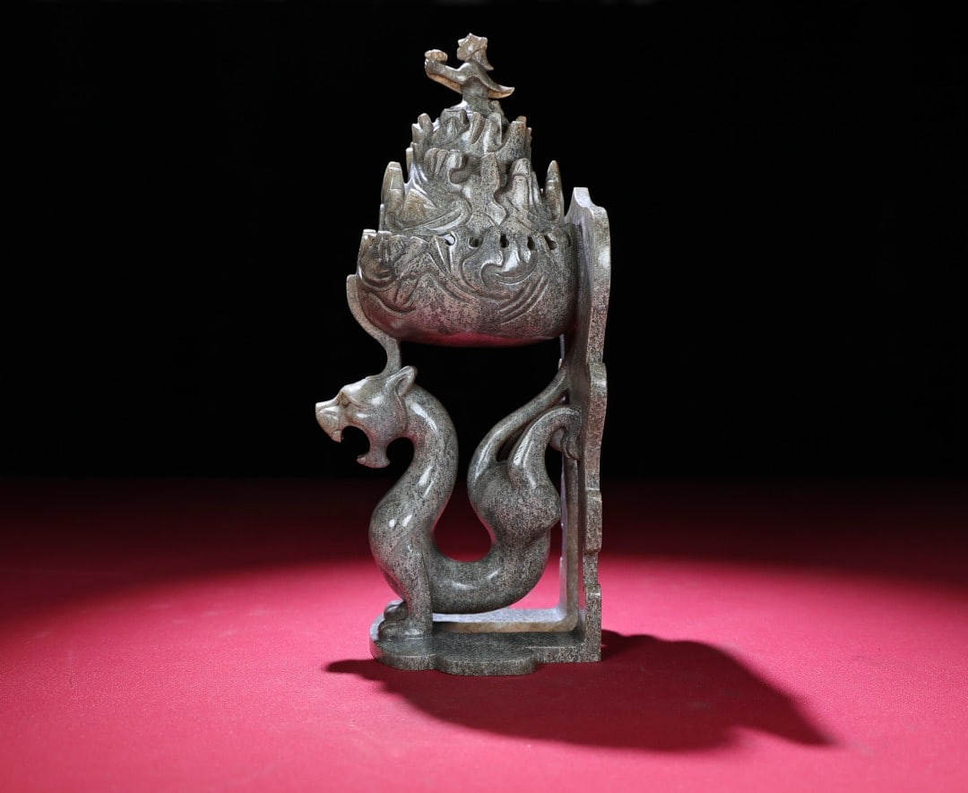 A Exquisite Hotan Jade Dragon Censer: A Exquisite Hotan Jade Dragon Censer,Han Dynasty, China,Size:8.5inx3.3inx3.3in,Weight:751g 和田玉龙炉,中国汉代