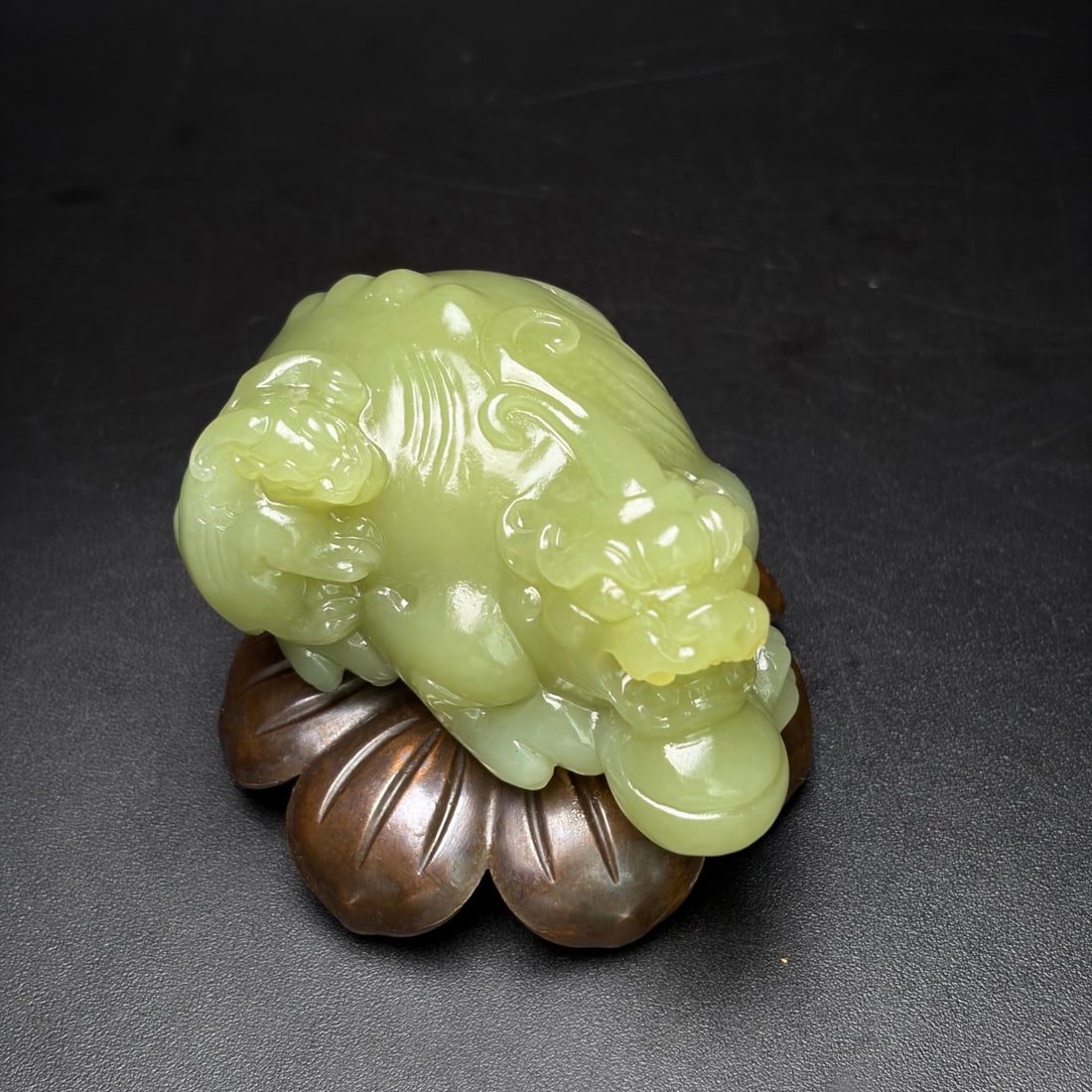 A Exquisite Hotan Yellow Jade Kylin Ornament: A Exquisite Hotan Yellow Jade Kylin Ornament,Qing Dynasty, China,Size:2.8inx2inx1.4in, Weight:154g 和田黄玉貔貅摆件,中国清代