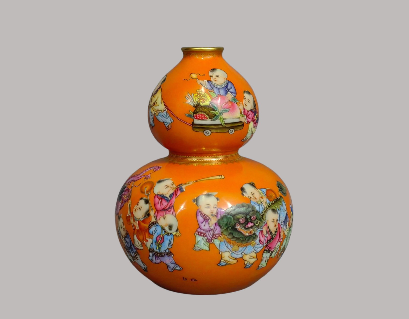 A Exquisite Famille-Rose Figures Pattern Gourd Vase: A Exquisite Famille-Rose Figures Pattern Gourd Vase,Qing Dynasty, China,Yongzheng Four-character Mark,Size:5.3inx0.8inx2.4inx3.7in 粉彩人物纹葫芦瓶,