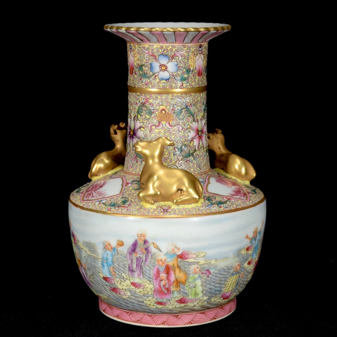 A Exquisite Enamel Arhat Pattern Vase: A Exquisite Enamel Arhat Pattern Vase,Qing Dynasty, China,Qianlong Six-character Mark,Size:7.7inx5.5in 珐琅彩罗汉纹瓶,中国清代,乾