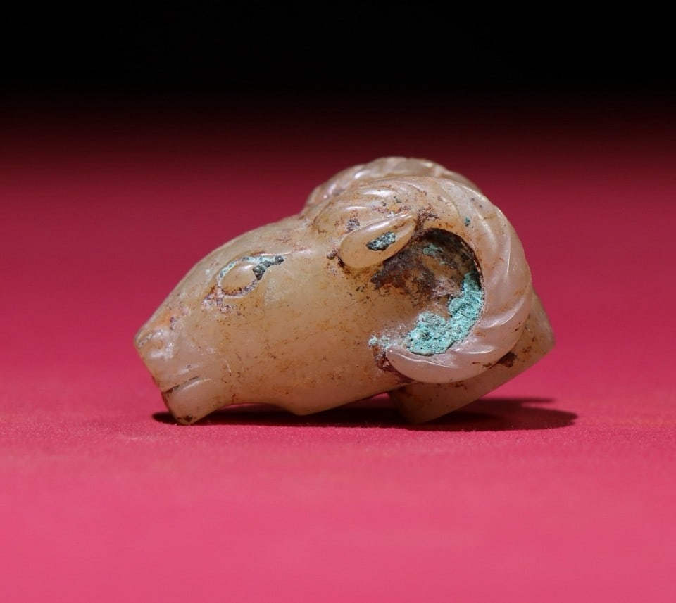 A Exquisite Gaogu Jade Sheep Animal head Ornament: A Exquisite Gaogu Jade Sheep Animal head Ornament,Han Dynasty, China,Size:1.5inx1inx1.1in,Weight:37g 高古玉羊首摆件,中国汉代
