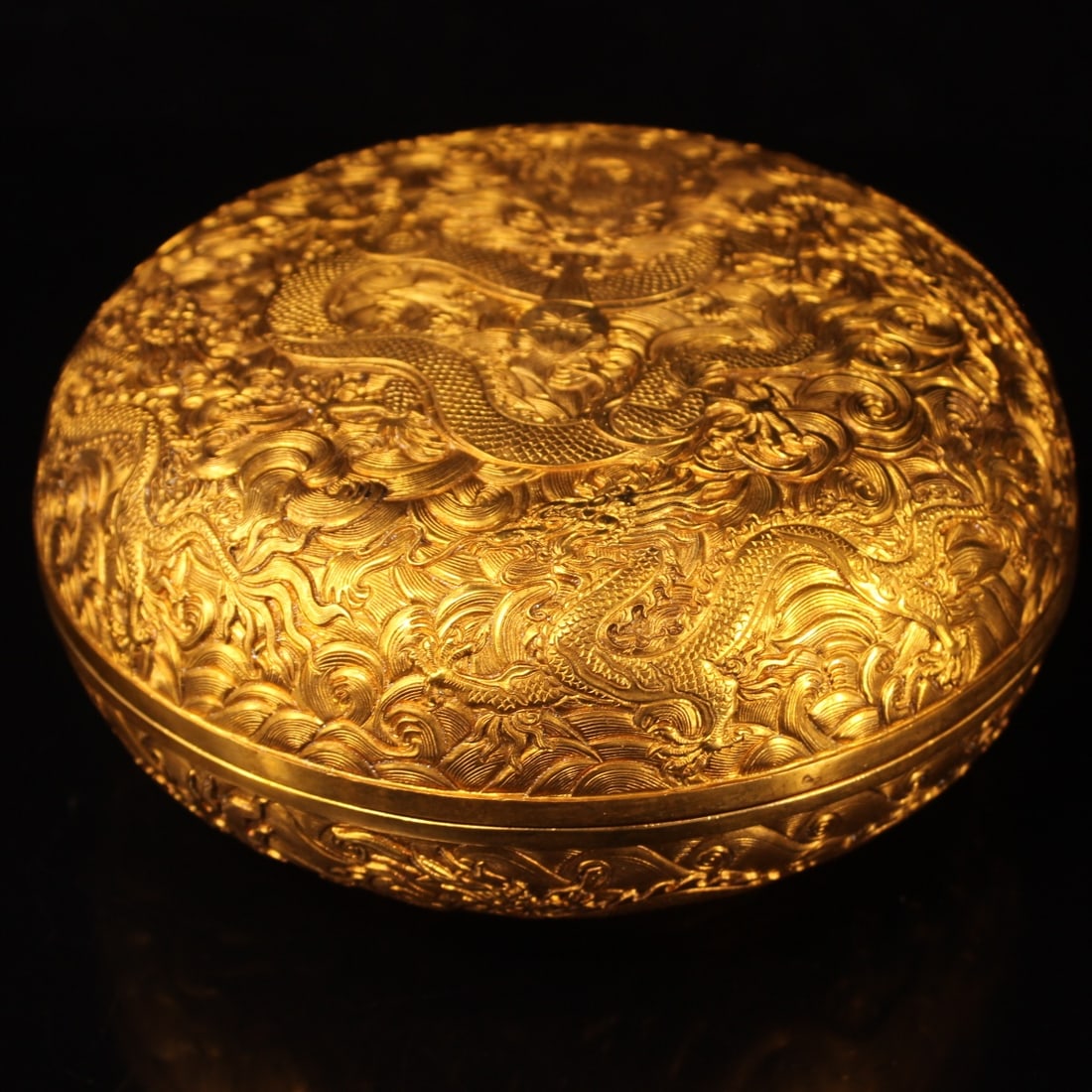 A Exquisite Gilt Bronze Dragon Pattern Box: A Exquisite Gilt Bronze Dragon Pattern Box,Qing Dynasty, China,With Mark,Size:3.1inx7.9in,Weigh:2100g 铜鎏金龙纹盒,中国清代,带款