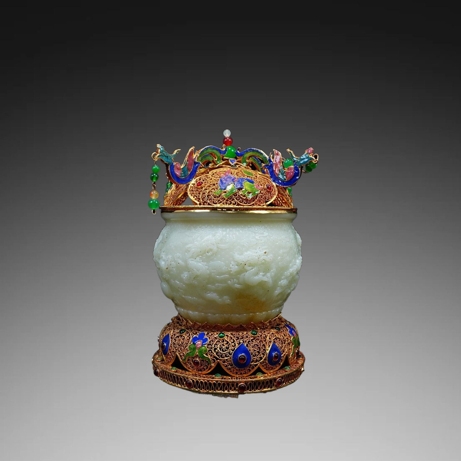 A Exquisite Cloisonne Enamel White Jade Dragon Pattern Jar Ornament: A Exquisite Cloisonne Enamel White Jade Dragon Pattern Jar Ornament,Qing Dynasty, China,Qianlong Four-character Mark,Size:8.3inx5.9in,Weight:1322.5g 掐丝珐琅彩白