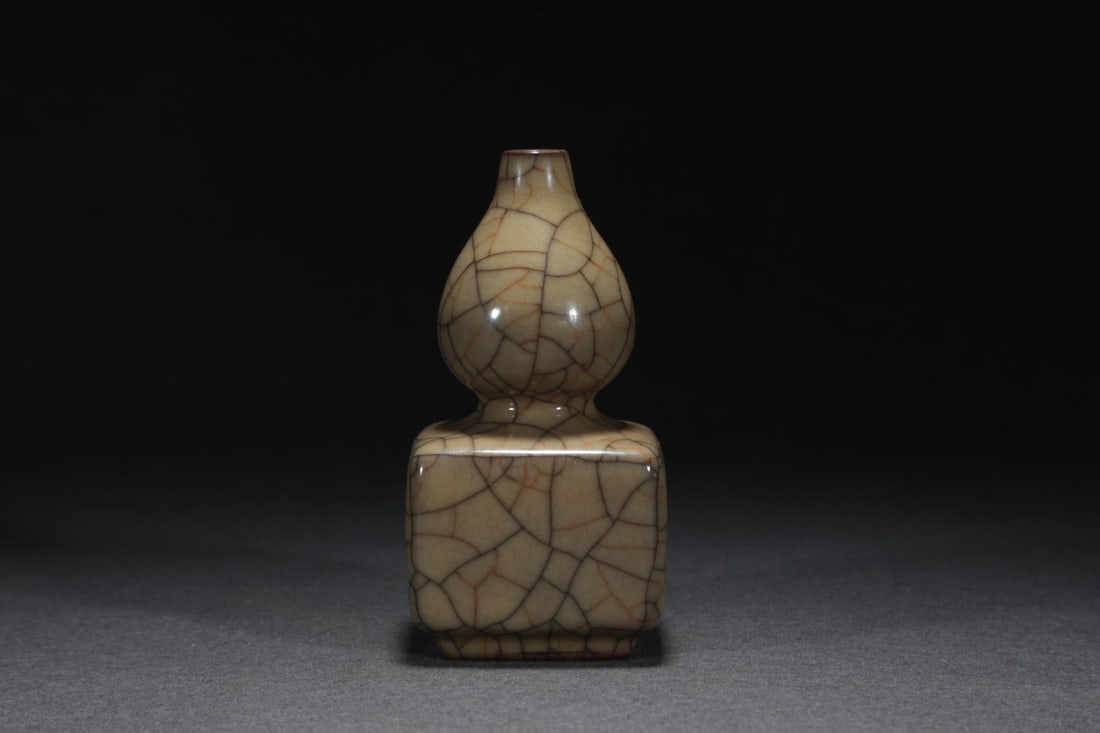 A pair of Exquisite Ge Kiln Beige Glazed Gourd Vase: A pair of Exquisite Ge Kiln Beige Glazed Gourd Vase,Song Dynasty, China,Size:4.9inx2.4in