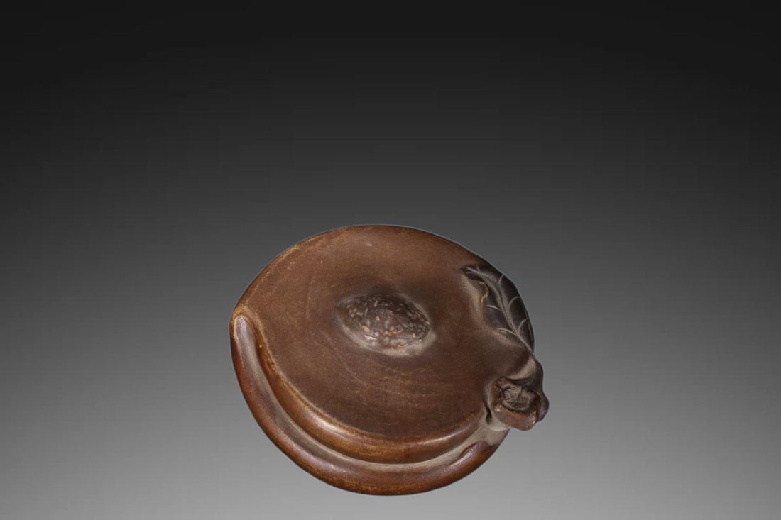 A Exquisite Purple Sands Peach-Shaped Ornament: A Exquisite Purple Sands Peach-Shaped Ornament,Qing Dynasty, China,Size:3.3inx2.8inx1.2in 紫砂桃形摆件,中国清代