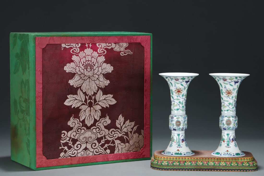 A pair of Exquisite Doucai Lotus Pattern Vase: A pair of Exquisite Doucai Lotus Pattern Vase,Qing Dynasty, China,Size:7.4inx3.6in 一对斗彩缠枝莲纹瓶,中国清代