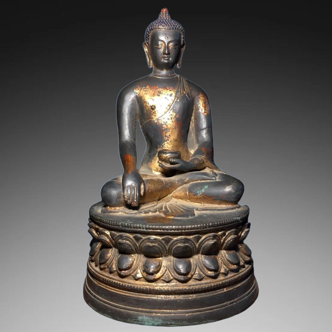A Exquisite Bronze Buddha Statue Ornament: A Exquisite Bronze Buddha Statue Ornament,Ming Dynasty, China,Size:10.6inx5.5in,Weight:2890g 铜造佛像摆件,中国明代