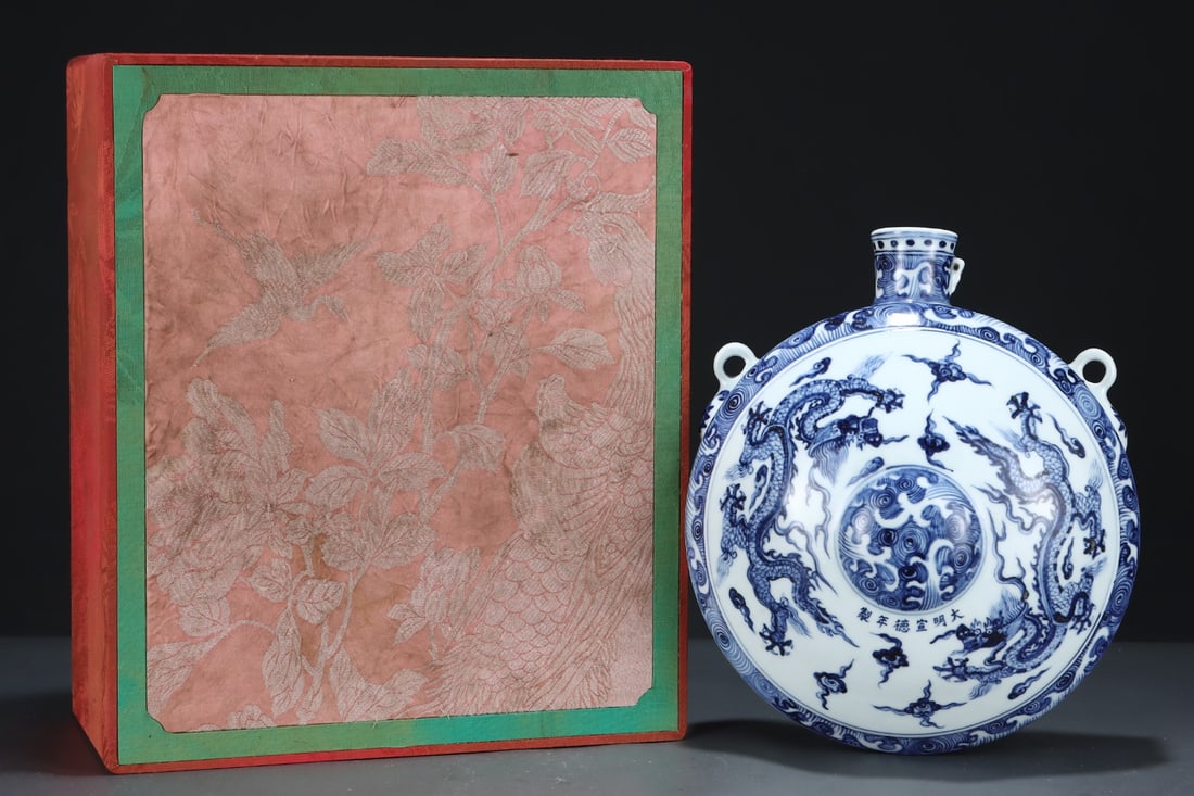 A Exquisite Blue and White Dragon Pattern Teapot: A Exquisite Blue and White Dragon Pattern Teapot,Ming Dynasty, China,Xuande Six-character Mark,Size:11.8inx10.2in