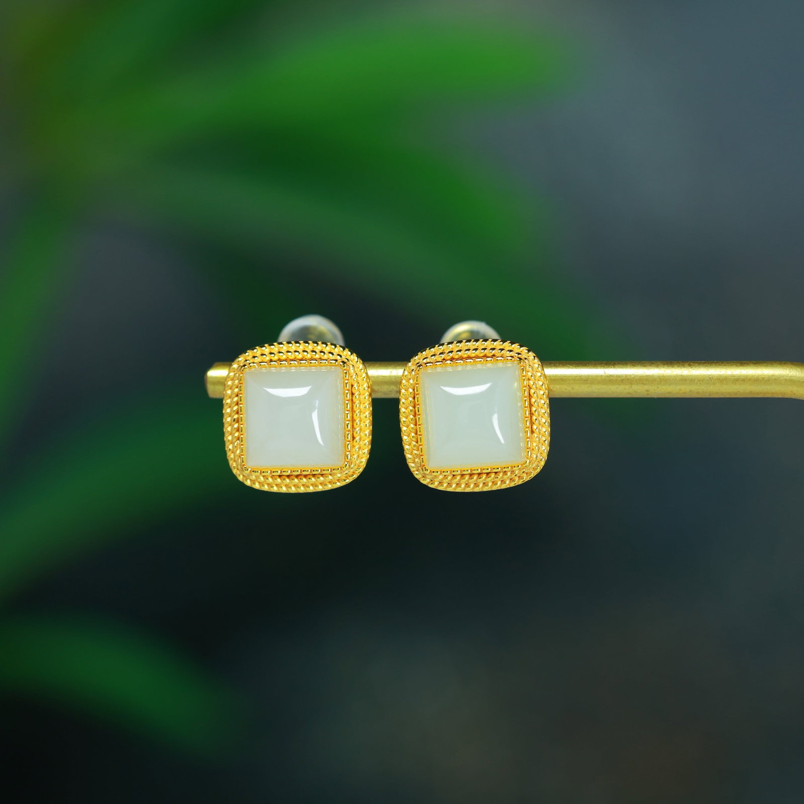 A Exquisite Silver Inlaid Hotan Jade Earrings: A Exquisite Silver Inlaid Hotan Jade Earrings,Size:0.3inx0.3in 银镶和田玉方鼓面耳钉