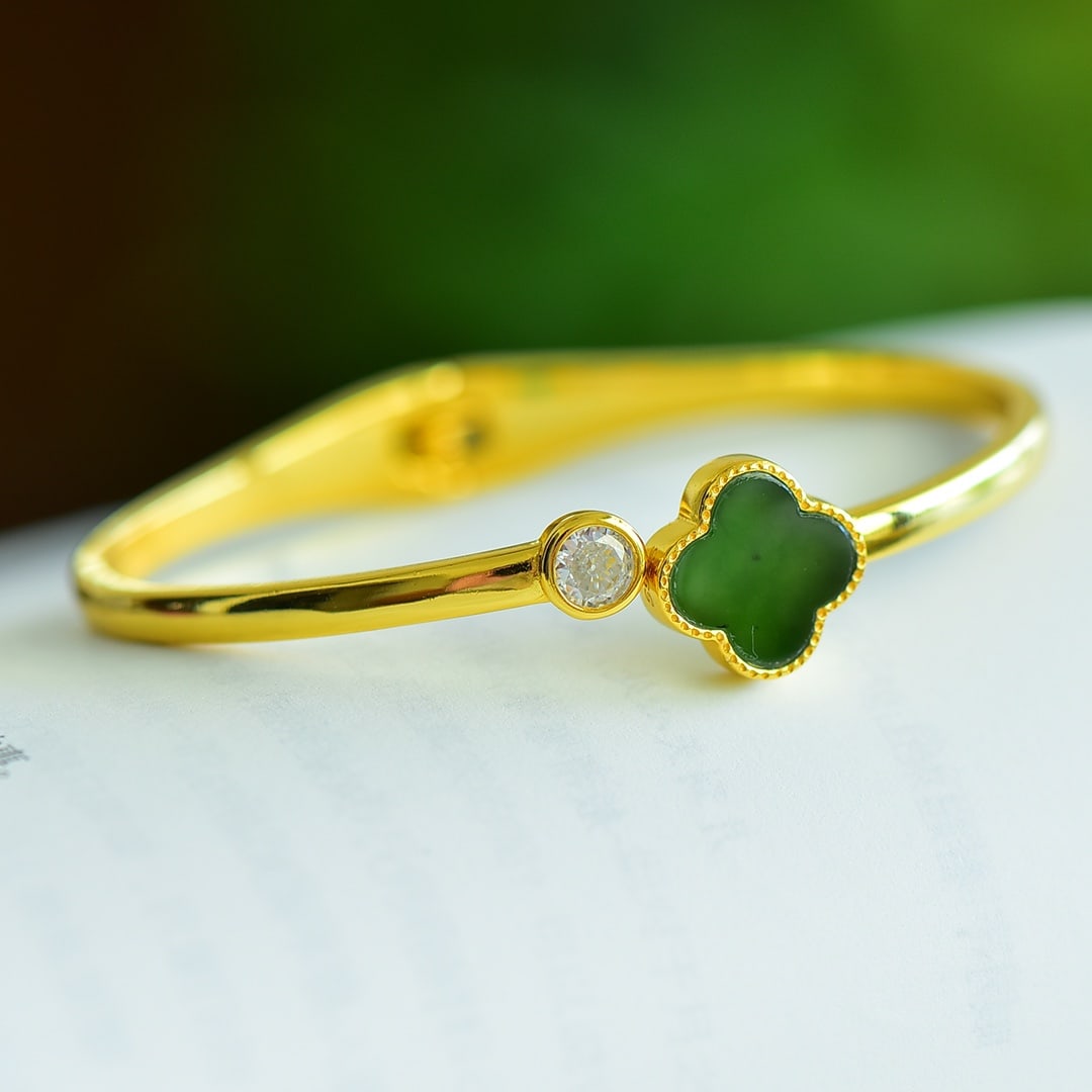 An Exquisite Sterling Silver-Gold Plated Inlaid Jasper Bracelet,Inlaid Diamond: An Exquisite Sterling Silver-Gold Plated Inlaid Jasper Bracelet,Inlaid Diamond,Size:12mmx12mm 纯银镀金镶碧玉手镯,嵌钻石