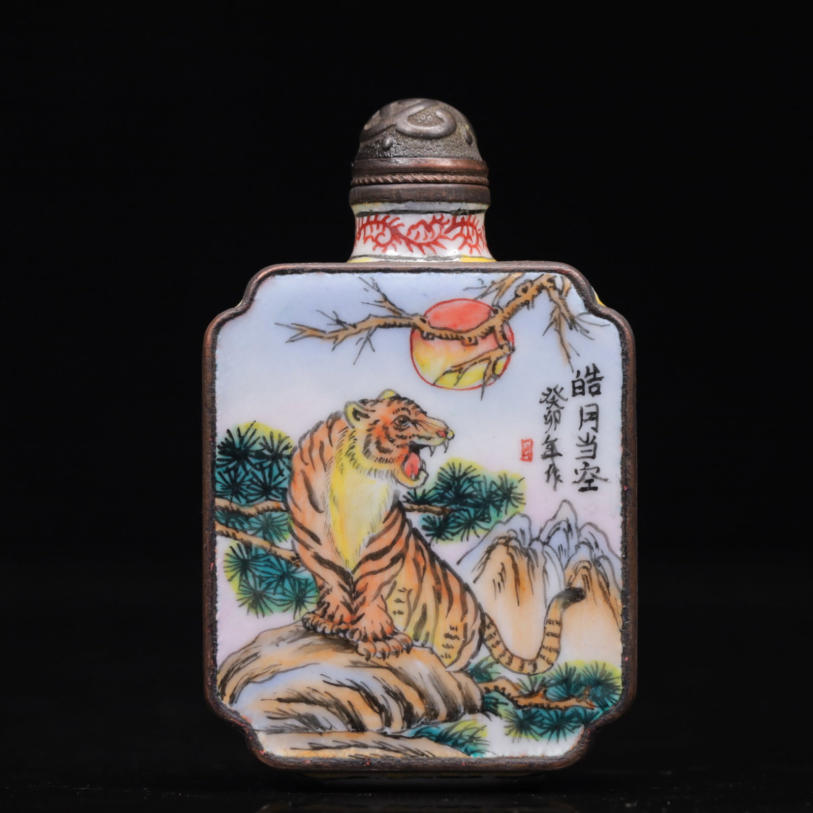 An Exquisite Painted Enamel Animal Pattern Snuff Bottle: An Exquisite Painted Enamel Animal Pattern Snuff Bottle,Qing Dynasty, China,Qianlong Four-character Mark,Size:1.8inx0.6inx2.8in,Weight:25g 画珐琅动物纹鼻Ġ