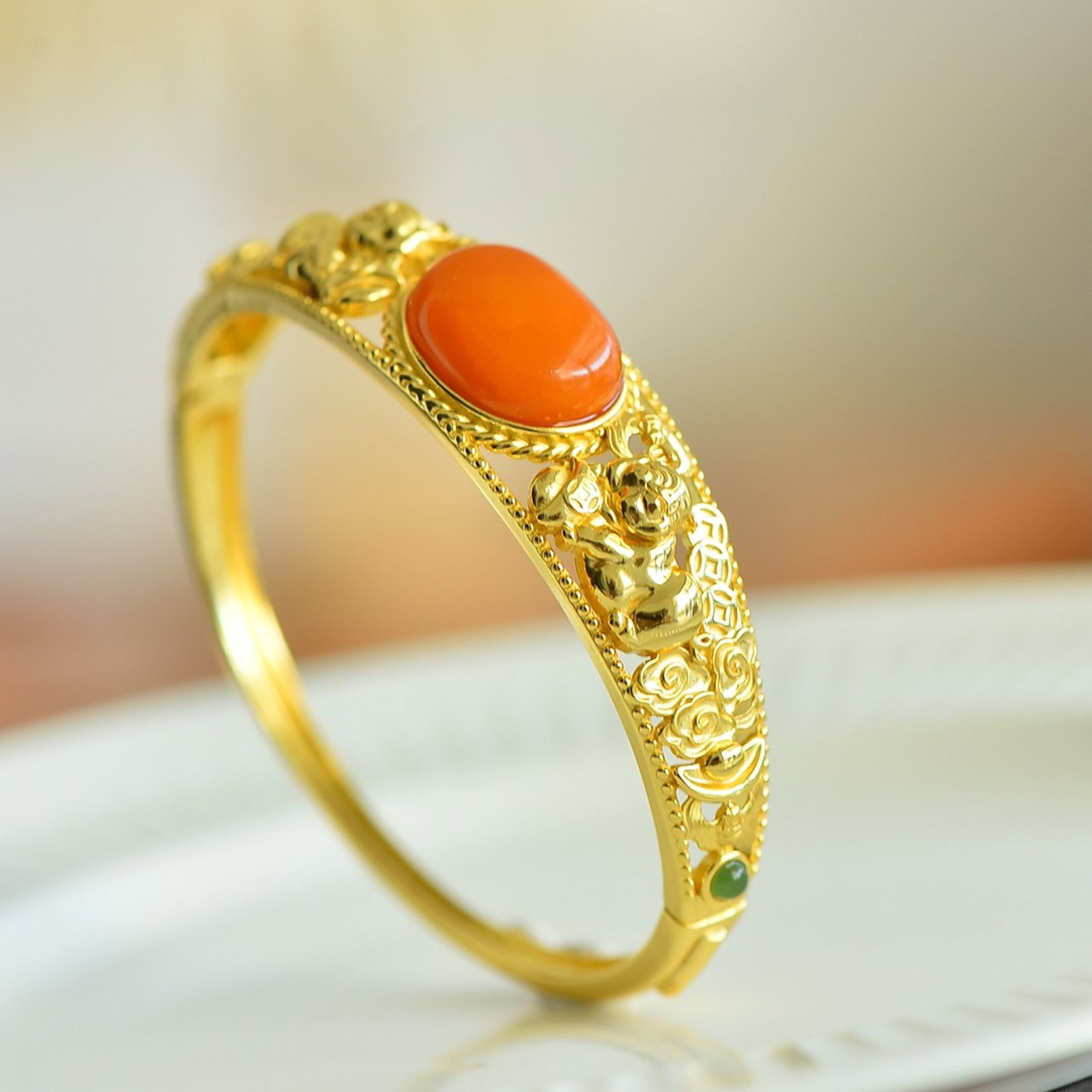 An Exquisite Sterling Silver-Gold Plated Inlaid Beeswax Bracelet: An Exquisite Sterling Silver-Gold Plated Inlaid Beeswax Bracelet,Size:13mmx18mm 纯银镀金镶蜜蜡手镯