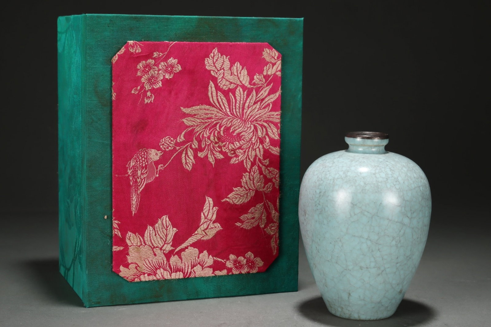 An Exquisite Ru yao Cover with Silver Vase