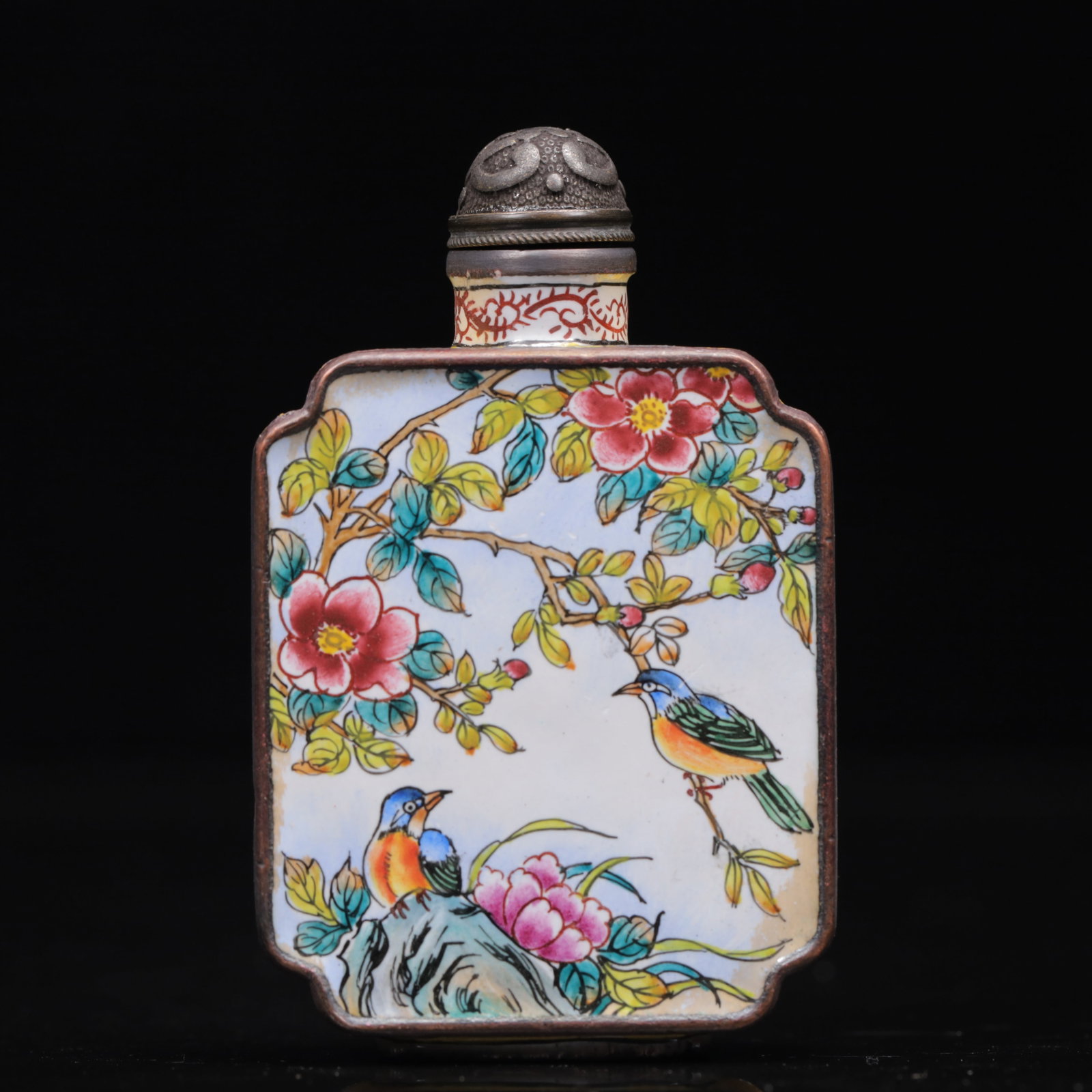 An Exquisite Painted Enamel Flower Pattern Snuff Bottle: An Exquisite Painted Enamel Flower Pattern Snuff Bottle,Qing Dynasty, China,Qianlong Four-character Mark,Size:1.8inx0.8inx2.8in,Weight:20g 画珐琅花卉纹鼻Ġ