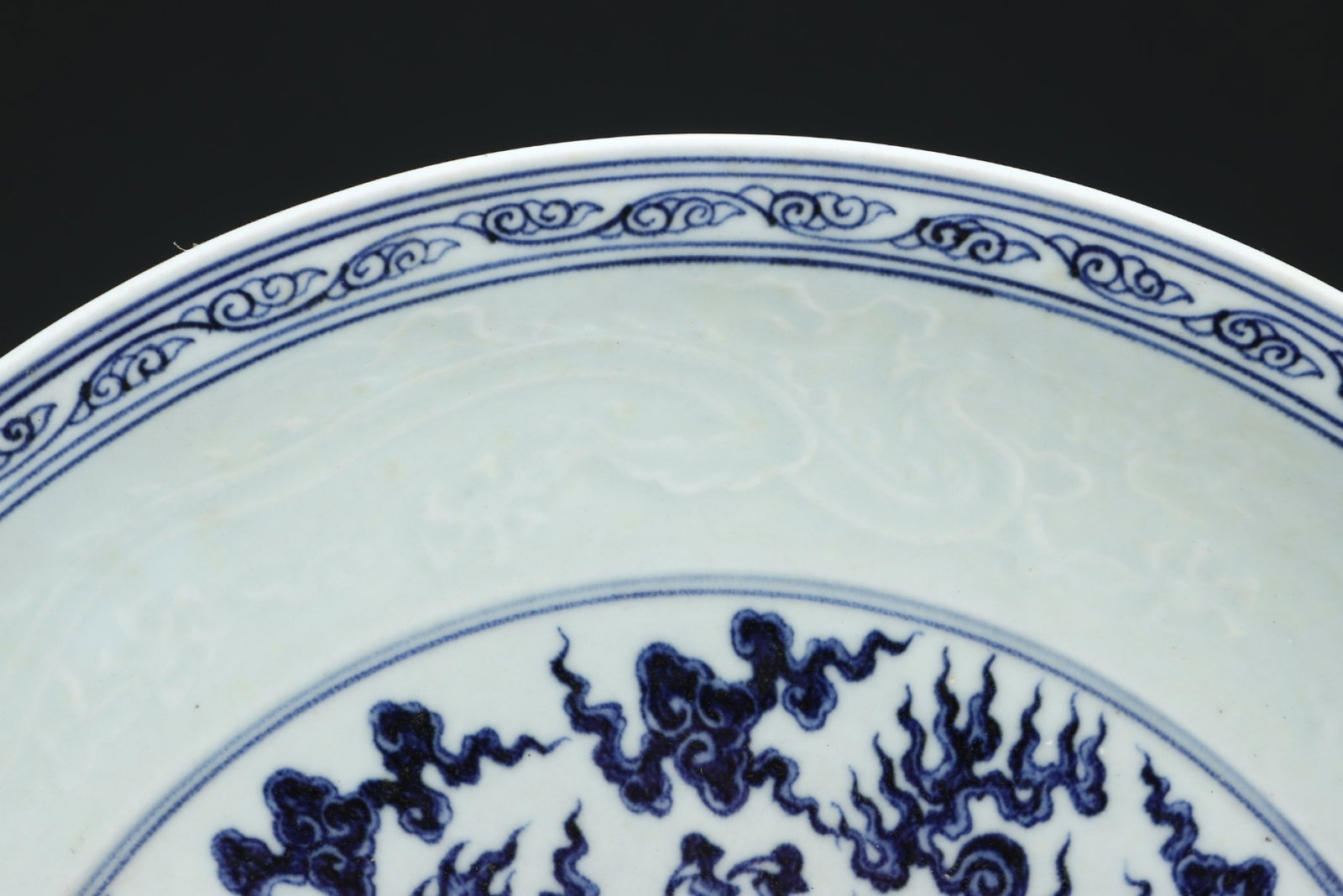 A Huge Blue and White Auspicious Cloud and Dragon Pattern Plate - 4