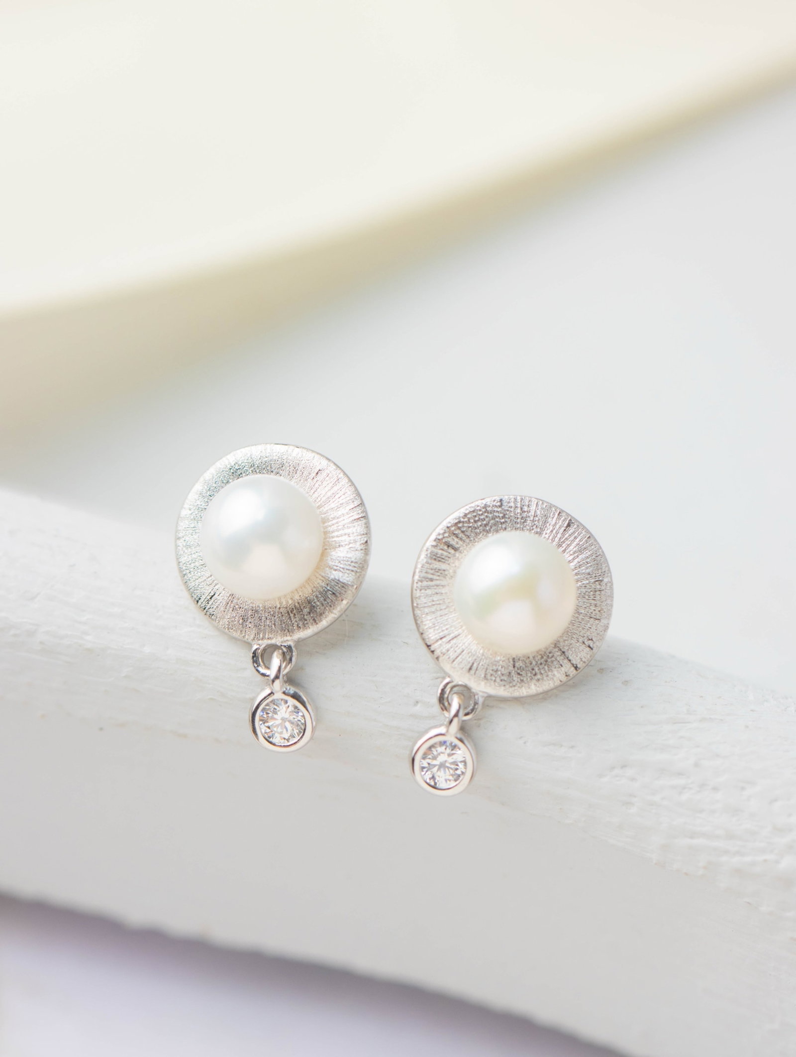 A Pair of Exquisite Sterling Silver Inlaid Pearls Earrings: A Pair of Exquisite Sterling Silver Inlaid Pearls Earrings 一对纯银镶珍珠耳环