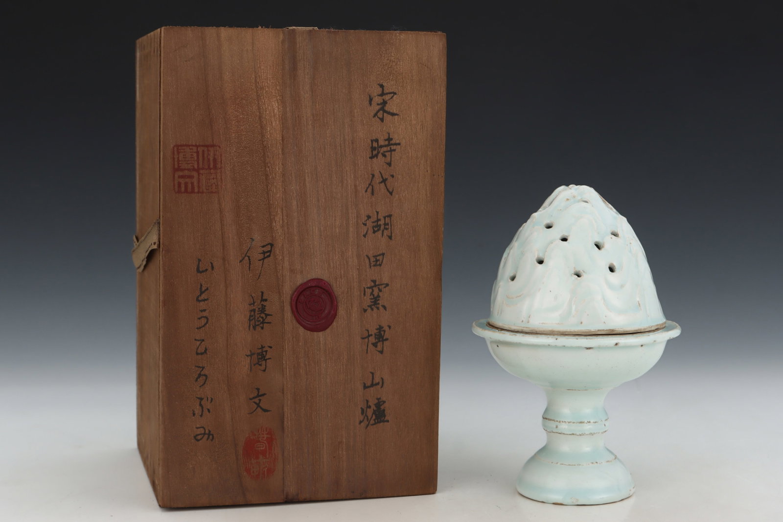 An Exquisite Hutian yao Censer: An Exquisite Hutian yao Censer,Song Dynasty,China,Size:6.7inx4.4in 湖田窑香炉,中国宋代
