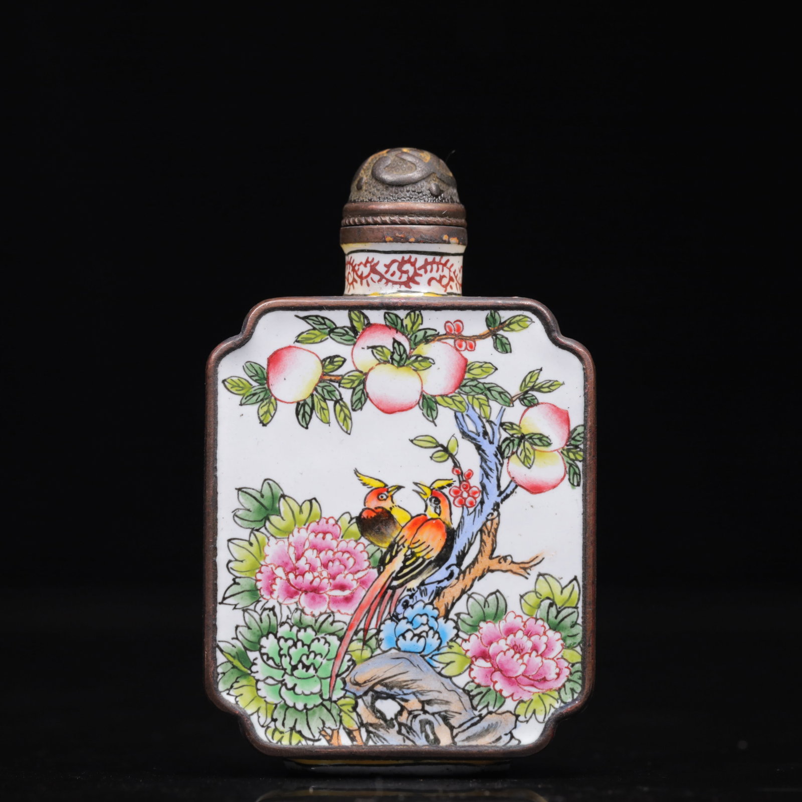 An Exquisite Painted Enamel Flower and Bird Pattern Snuff Bottle: An Exquisite Painted Enamel Flower and Bird Pattern Snuff Bottle,Qing Dynasty, China,Qianlong Four-character Mark,Size:1.8inx0.6inx2.8in,Weight:69g 画珐琅花鸟纹(