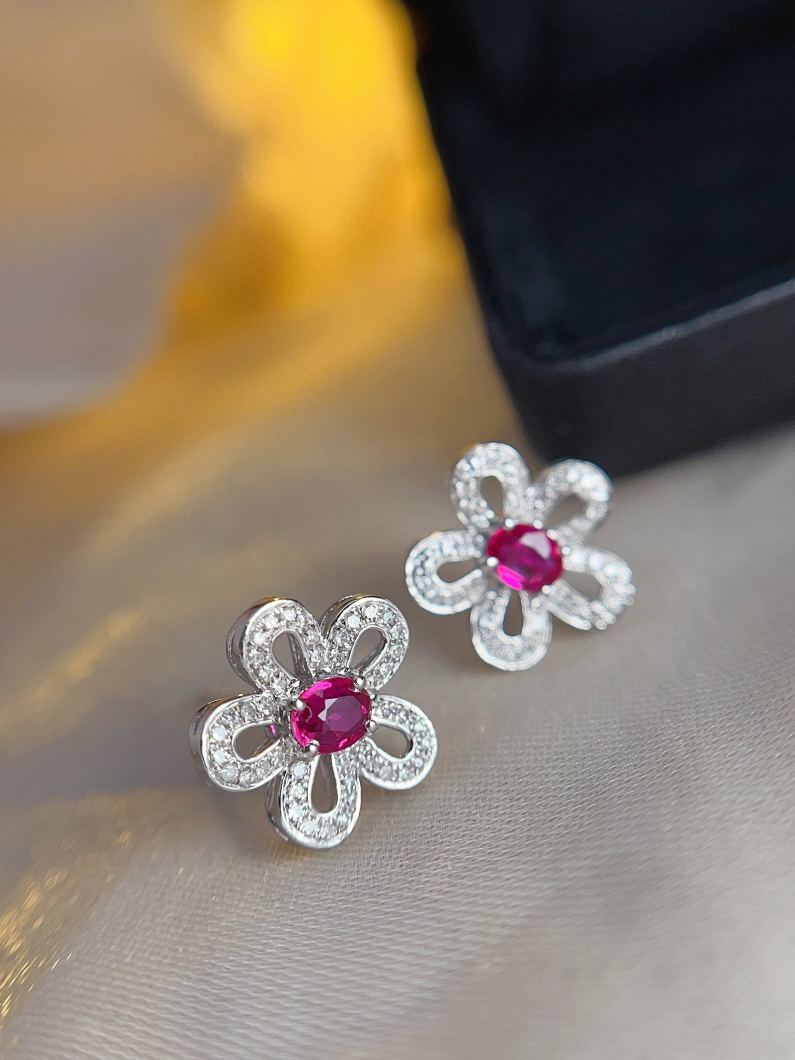 A Pair of Exquisite 18k Gold Inlaid 1.15ct Natural Ruby Earrings,Inlaid Diamond: A Pair of Exquisite 18k Gold Inlaid 1.15ct Natural Ruby Earrings,Inlaid Diamond,Total Weight:1.78g 一对18k金镶 1.15ct 天然红宝石耳钉,&
