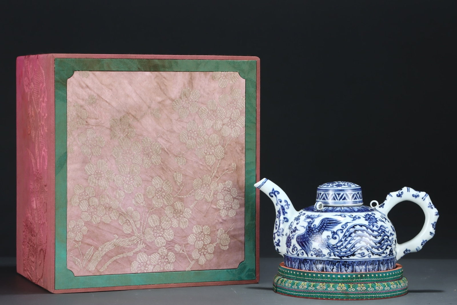 An Exquisite Blue and White Lotus and Phoenix Pattern Ewer: An Exquisite Blue and White Lotus and Phoenix Pattern Ewer,Ming Dynasty,China,Xuande Six-character Mark,Size:4.7inx9.6in 青花缠枝莲凤纹执壶,ߑ