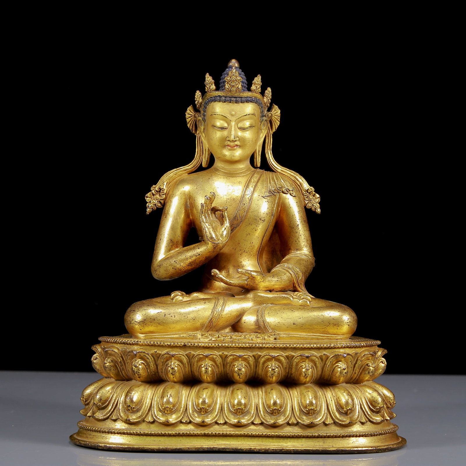 A Solemn Gilt Bronze Statue of Sakyamuni: A Solemn Gilt Bronze Statue of Sakyamuni,Ming Dynasty, China,Size:8.7inx6.7inx10.6in,Weight:3545g 铜鎏金如来像，明代
