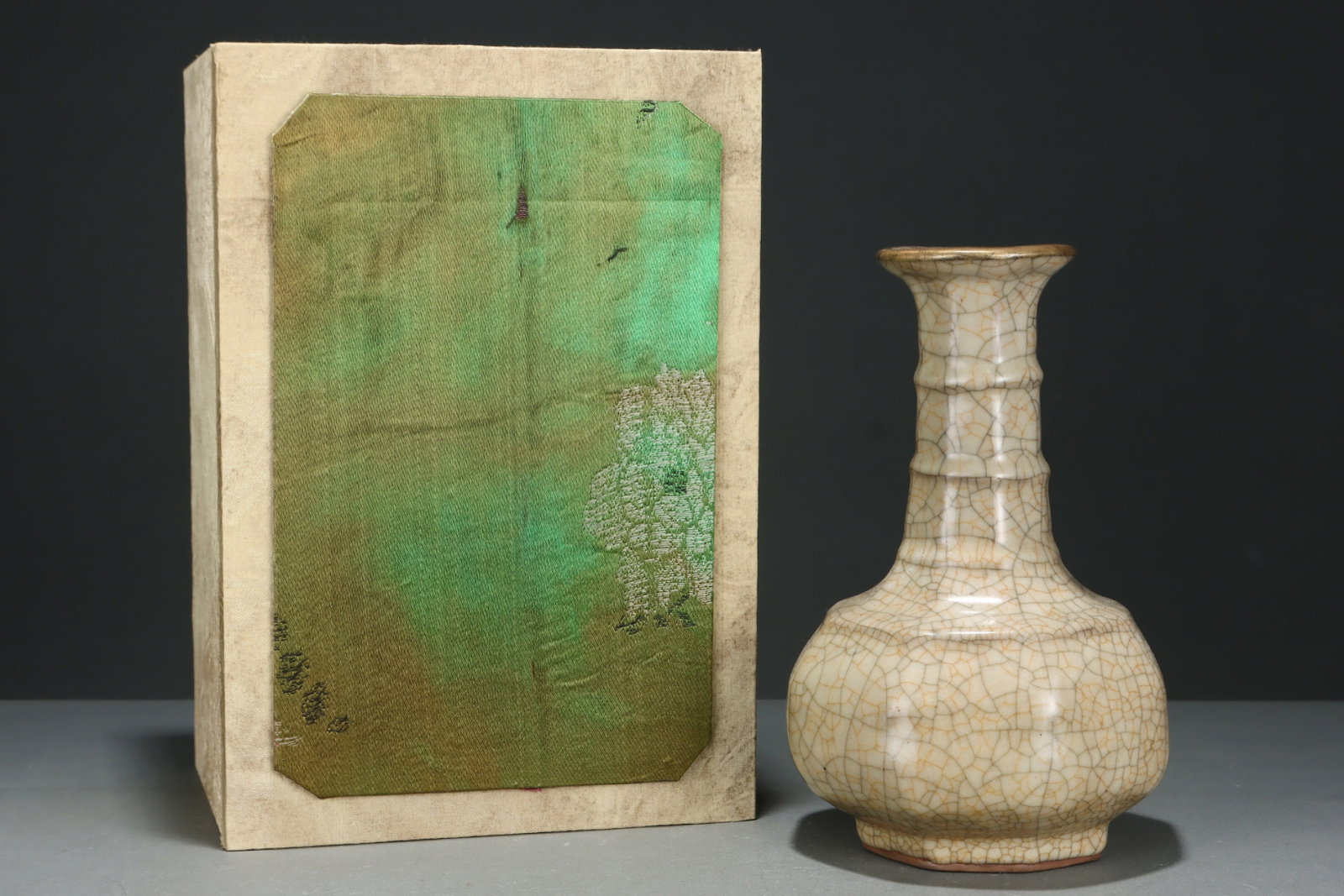 An Exquisite Ge yao Yellow Glazed Painted Gold Vase,with an Imperial Poem by Emperor Qianlong: An Exquisite Ge yao Yellow Glazed Painted Gold Vase,with an Imperial Poem by Emperor Qianlong,Song Dynasty,China,Size:9.3inx6.3in 哥窑黄釉描金瓶,带È