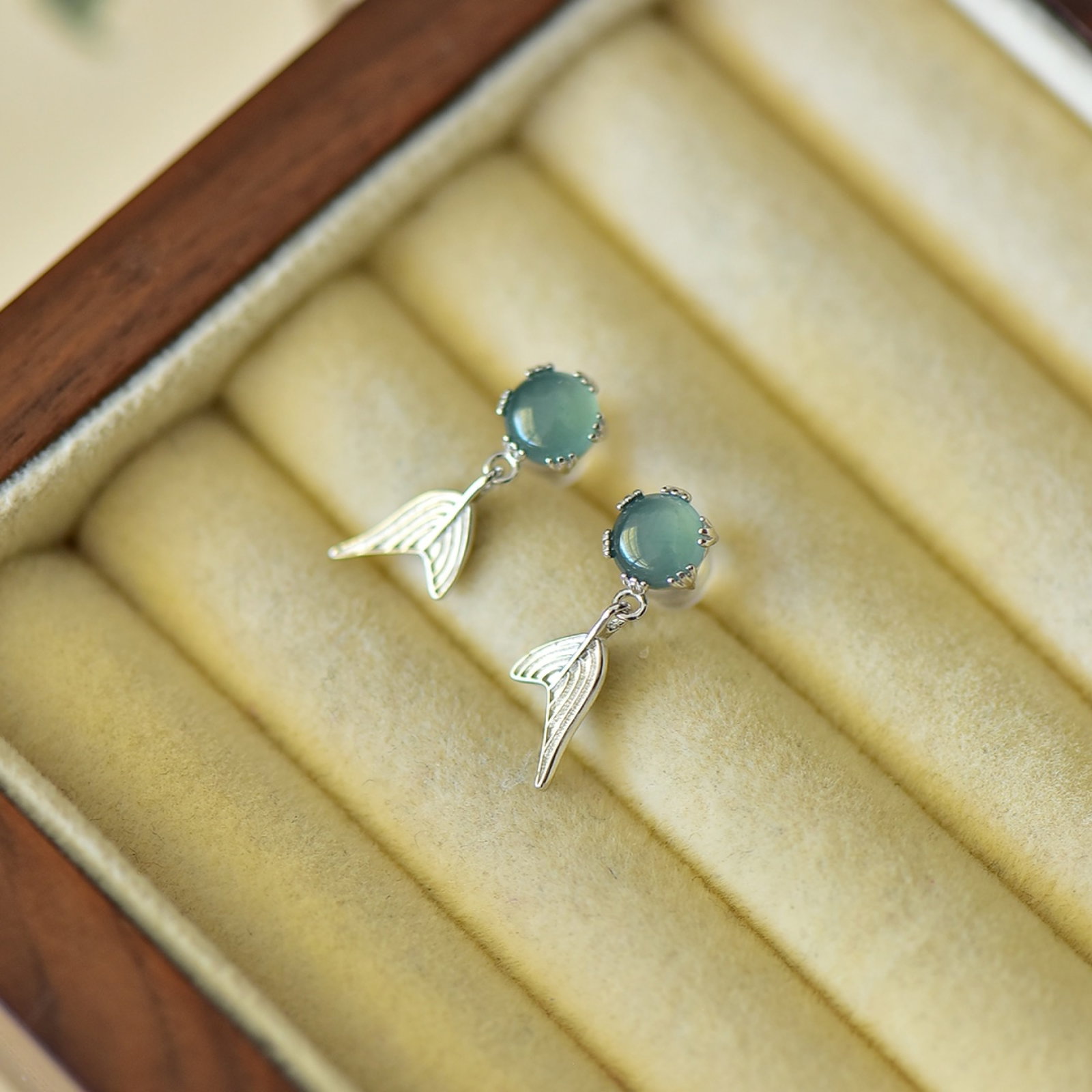 A Pair of Exquisite Sterling Silver Inlaid Jadeite Earrings: A Pair of Exquisite Sterling Silver Inlaid Jadeite Earrings,Size:6mmx6mm 一对纯银镶翡翠耳钉